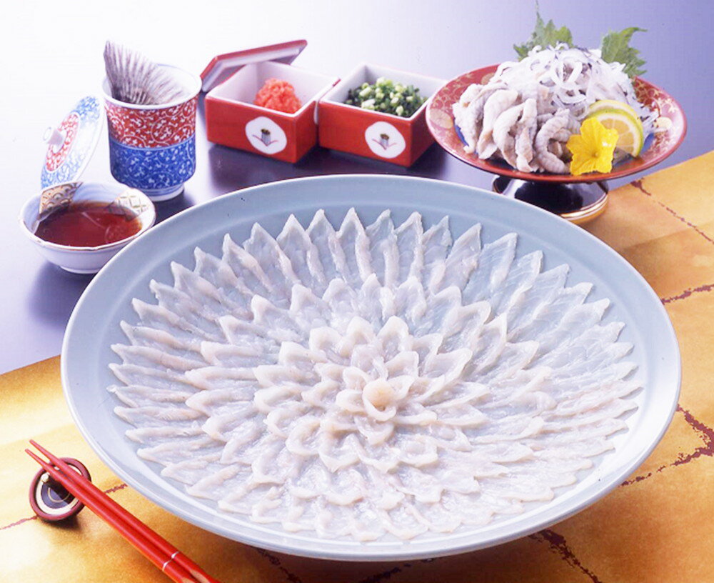 【冷蔵】天然とらふぐ刺身セット 天然とらふぐ刺身150g(33cm陶器皿)、天然とらふぐ皮刺150g、天然とらふぐひれ5g、ポン酢、もみじおろし、ねぎ プレゼン...