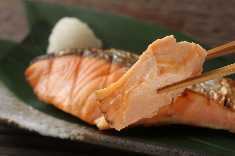 「三協水産」 北海道日高沖 秋鮭と桜鱒切身セット 秋鮭切身70g×4、船上活〆桜鱒70g×4 プレゼント ギフト 贈り物 贈答 記念日 人気 熨斗対応 名入れ ...