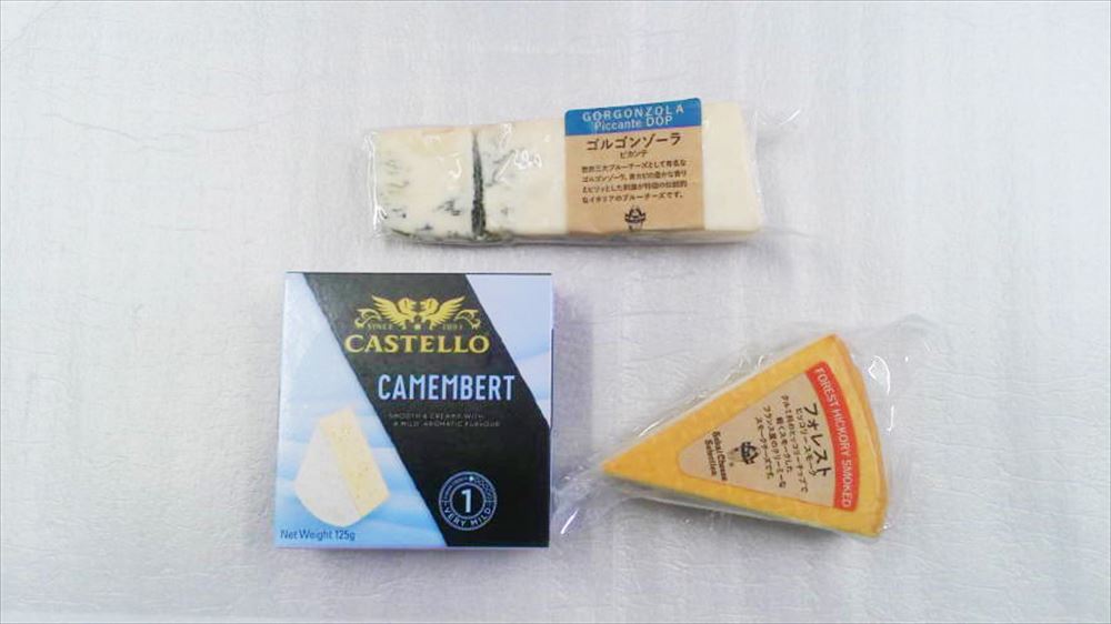 商品情報商品名ヨーロッパチーズセット 3370022内容量フォレストスモークカット（フランス産）125g×1 キャステロカマンベール（デンマーク）125g×1 ゴルゴンゾーラ ピカンテ カット（イタリア）90g×1 ペコリーノ ロマーノ カット（イタリア）90g×1 プロセス スプレッド（オランダ）100g×1商品説明ヨーロッパで有数の乳業国のチーズセットです。温度帯冷蔵賞味期限出荷日より30日産地7大アレルゲン乳用途お取り寄せ 産地直送 特産品 名産品 ご当地 グルメ お中元 御中元 中元 お歳暮 御歳暮 父の日 母の日 敬老の日 御礼 お礼 祝 祝い 内祝 内祝い 誕生日 仏 お供え 贈答 プチギフト ギフト 贈り物 お土産 手土産 お取り寄せ ホワイトデー バレンタインデー 年末 年始 お正月 御年賀 帰省 お返し お礼 進学祝い 就職祝い 内祝い 暑中見舞い 寒中見舞い 直送 記念品 粗品 ゴルフコンペ プレゼント 創立記念日品 来場記念 成約記念 二次会 出産内祝い 出産祝い 結婚内祝い 結婚祝い 結婚式引き出物 新築内祝い 入園 七五三 お見舞い 香典返し 法事引き出物 人気 通販 送料無料【当店のお取り寄せグルメ商品について】当店が取り扱うグルメ商品は試食を重ね、お客様または贈り物で喜んでいただける商品を厳選して豊富に取り揃えております。日本全国の人気グルメ食材　ランキング上位商品、ギフト商品は現地地域でしか購入できない希少なものが多く、海鮮・肉類・スイーツ等幅広く選んでいただけると好評をいただいております。また季節のイベント（母の日・父の日・お中元・お歳暮・内祝い・お誕生日・バレンタイン・敬老の日等）のプレゼントとして熨斗やラッピングの対応も大変喜ばれております。セール商品やポイント還元、ポイント変倍、お値引き、割引きも積極的に展開しております。また当店へのお問い合わせに関して年中無休で対応させていただいております。安心してご購入いただけるよう努めております。【お取り寄せグルメ商品について】全国の有名メーカーのみならずまだ知られていない地域の特産品の発掘など全国を巡って出会った美味しい商品を提供販売しております。また全国各地の地域活性化に貢献できる商品のお取り扱いもございます。【当店限定の取り扱い商品】当店では生産メーカーと掛け合い、当店のみ扱うことが出来る商品を増やしております。採れたての果物・海鮮などを中心に都度手作りの商品など、大量生産できない希少な商品や季節限定商品も当店では多数取り扱いがございます。【国内生産メーカーにこだわる】四季のある恵まれた島国である日本の風土は世界的にも美味しいグルメの宝庫と言われております。国内で採れた国産ものを原材料としている商品を中心に、無添加・オーガニック商品の取り扱いも常時増やしております。【グルメダイニング友楽堂商品の特徴】全国の長く愛されてきたご当地グルメのみならず、時代に合った体に優しい商品まで若い方から年配者様まで年齢問わずに喜ばれる商品を取り扱っております。また季節のイベントでの贈答品、プレゼント用の商品は多くの商品、カテゴリーからお選び頂けるようアイテム数も多くを取り揃えております。ぜひ当店でのお買い物回りをお楽しみくださいませ。【対象※以下のような幅広い年齢層のお客様にご利用いただいてます】10代 20代 30代 40代 50代 60代 70代キャリア世代 ヤング ミドル ミセス アダルト シルバー シニア世代【お勧めのご利用シーン】季節のご挨拶にお正月 賀正 新年 新春 初売 年賀 成人式 成人祝 節分 バレンタイン ひな祭り 卒業式卒業祝い 入学式 入学祝い お花見 ゴールデンウィーク GW こどもの日 端午の節句 母の日 母の日ギフト お母さん ママ 父の日 父の日ギフト お父さん パパ 七夕初盆 お盆 御中元 お中元 お彼岸 残暑御見舞 残暑見舞い 敬老の日 おじいちゃん 祖父 おばあちゃん 祖母 寒中お見舞い クリスマス お歳暮 御歳暮 ハロウィン ギフト 贈答 贈り物 産地直送 産直 産直グルメ日頃の贈り物にお見舞い 退院祝い 全快祝い 快気祝い 快気内祝い 御挨拶 ごあいさつ 引越しご挨拶 引っ越し お宮参り御祝 合格祝い 進学内祝い 成人式 御成人御祝 卒業記念品 卒業祝い 御卒業御祝 入学祝い 入学内祝い 小学校 中学校 高校 大学 就職祝い 社会人 幼稚園 入園内祝い 御入園御祝 お祝い 御祝い 内祝い 金婚式御祝 銀婚式御祝 御結婚お祝い ご結婚御祝い 御結婚御祝 結婚祝い 結婚内祝い 結婚式 引き出物 引出物 引き菓子 御出産御祝 ご出産御祝い 出産御祝 出産祝い 出産内祝い 御新築祝 新築御祝 新築内祝い 祝御新築 祝御誕生日 バースデー バースデイ バースディ 七五三御祝 753 初節句御祝 節句 昇進祝い 昇格祝い 就任 お供え 法事 供養 熨斗 のし 名入れビジネスの用途に開店祝い 開店お祝い 開業祝い 周年記念 異動 栄転 転勤 退職 定年退職 挨拶回り 転職 お餞別 贈答品 景品 コンペ 粗品 手土産 寸志 歓迎 新歓 送迎 歓送迎 新年会 二次会 忘年会 記念品 法人 企業この商品はヨーロッパチーズセット 3370022ポイントヨーロッパで有数の乳業国のチーズセットです。 内容量：フォレストスモークカット（フランス産）125g×1 キャステロカマンベール（デンマーク）125g×1 ゴルゴンゾーラ ピカンテ カット（イタリア）90g×1 ペコリーノ ロマーノ カット（イタリア）90g×1 プロセス スプレッド（オランダ）100g×1ヨーロッパチーズセット 3370022 フォレストスモークカット（フランス産）125g×1 キャステロカマンベール（デンマーク）125g×1 ゴルゴンゾーラ ピカンテ カット（イタリア）90g×1 ペコリーノ ロマーノ カット（イタリア）90g×1 プロセス スプレッド（オランダ）100g×1ヨーロッパで有数の乳業国のチーズセットです。ショップからのメッセージ納期について4