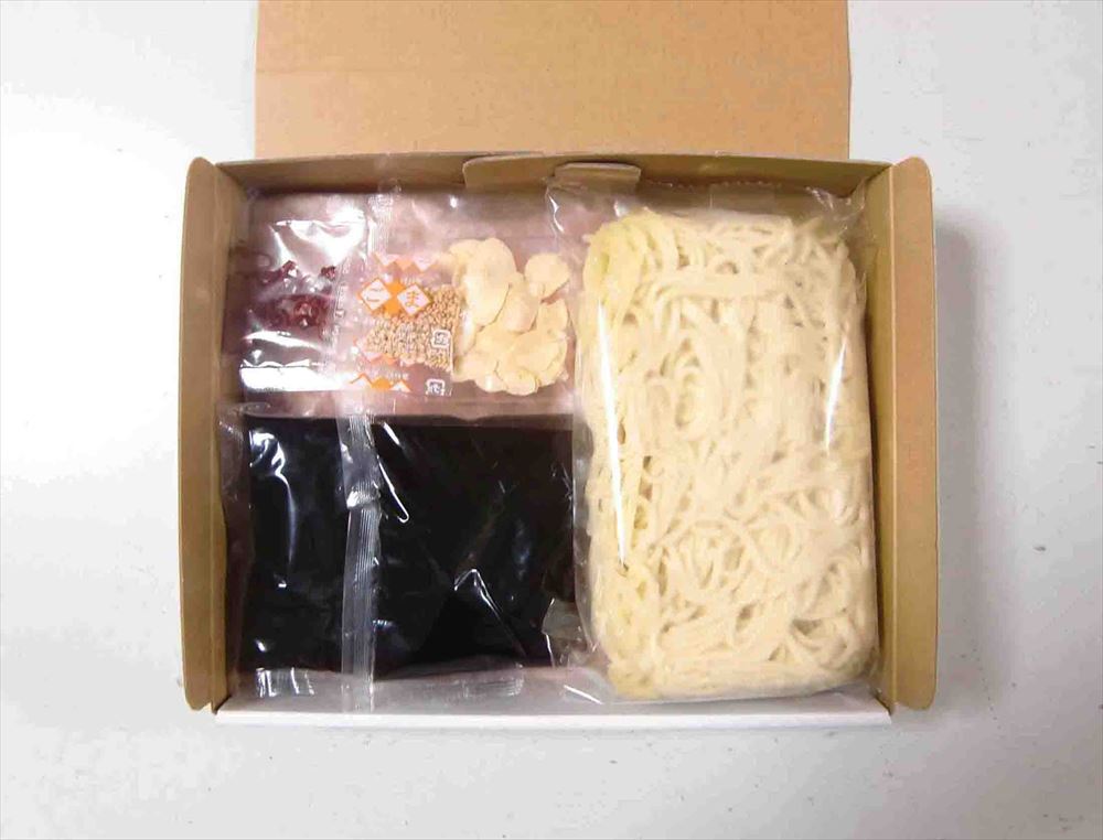 ＼父の日／【福岡 博多 牛もつ鍋】 牛もつ肉(国内産)100g×2袋 ちゃんぽん麺180g×1玉 にんにく3g×1袋 唐辛子0.5g×1袋 白ごま0.7g×1袋 もつ鍋用濃縮スープ85g×2袋 鍋 福岡県 プレゼント ギフト 贈り物 贈答 記念日 人気 熨斗対応 名入れ 送料無料 産地直送 内祝い 3