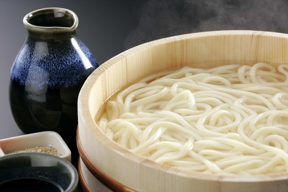 群馬 万葉亭 水沢うどん　【群馬 万葉亭 水沢うどん】 水沢うどん270g×3 濃縮めんつゆ30ml×3 ゴマ2.5g×3 (6人前) 麺類 群馬県 プレゼント ギフト 贈り物 贈答 記念日 人気 熨斗対応 名入れ 送料無料 産地直送 内祝い