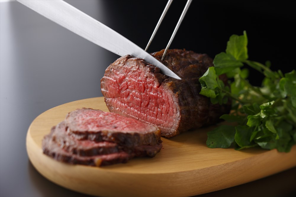 【お歳暮】【北海道産牛ローストビーフ(2個)】 ローストビーフ200g×2 専用ローストビーフソース20g×4 肉加工品 北海道 プレゼント ギフト 贈り物 贈答 記念日 人気 熨斗対応 名入れ 送料無料 産地直送 内祝い