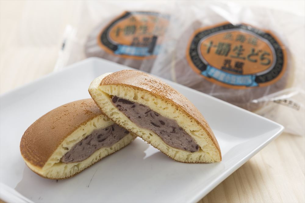 商品情報商品名「乳蔵」 北海道十勝生どら12個 1480020内容量70g×12個商品説明十勝産小豆を使用した餡にホイップクリームをブレンドしたトロリとしたあんが特徴のどら焼きです。温度帯冷凍賞味期限365日産地北海道7大アレルゲン小麦、卵、乳成分用途お取り寄せ 産地直送 特産品 名産品 ご当地 グルメ お中元 御中元 中元 お歳暮 御歳暮 父の日 母の日 敬老の日 御礼 お礼 祝 祝い 内祝 内祝い 誕生日 仏 お供え 贈答 プチギフト ギフト 贈り物 お土産 手土産 お取り寄せ ホワイトデー バレンタインデー 年末 年始 お正月 御年賀 帰省 お返し お礼 進学祝い 就職祝い 内祝い 暑中見舞い 寒中見舞い 直送 記念品 粗品 ゴルフコンペ プレゼント 創立記念日品 来場記念 成約記念 二次会 出産内祝い 出産祝い 結婚内祝い 結婚祝い 結婚式引き出物 新築内祝い 入園 七五三 お見舞い 香典返し 法事引き出物 人気 通販 送料無料【当店のお取り寄せグルメ商品について】当店が取り扱うグルメ商品は試食を重ね、お客様または贈り物で喜んでいただける商品を厳選して豊富に取り揃えております。日本全国の人気グルメ食材　ランキング上位商品、ギフト商品は現地地域でしか購入できない希少なものが多く、海鮮・肉類・スイーツ等幅広く選んでいただけると好評をいただいております。また季節のイベント（母の日・父の日・お中元・お歳暮・内祝い・お誕生日・バレンタイン・敬老の日等）のプレゼントとして熨斗やラッピングの対応も大変喜ばれております。セール商品やポイント還元、ポイント変倍、お値引き、割引きも積極的に展開しております。また当店へのお問い合わせに関して年中無休で対応させていただいております。安心してご購入いただけるよう努めております。【お取り寄せグルメ商品について】全国の有名メーカーのみならずまだ知られていない地域の特産品の発掘など全国を巡って出会った美味しい商品を提供販売しております。また全国各地の地域活性化に貢献できる商品のお取り扱いもございます。【当店限定の取り扱い商品】当店では生産メーカーと掛け合い、当店のみ扱うことが出来る商品を増やしております。採れたての果物・海鮮などを中心に都度手作りの商品など、大量生産できない希少な商品や季節限定商品も当店では多数取り扱いがございます。【国内生産メーカーにこだわる】四季のある恵まれた島国である日本の風土は世界的にも美味しいグルメの宝庫と言われております。国内で採れた国産ものを原材料としている商品を中心に、無添加・オーガニック商品の取り扱いも常時増やしております。【グルメダイニング友楽堂商品の特徴】全国の長く愛されてきたご当地グルメのみならず、時代に合った体に優しい商品まで若い方から年配者様まで年齢問わずに喜ばれる商品を取り扱っております。また季節のイベントでの贈答品、プレゼント用の商品は多くの商品、カテゴリーからお選び頂けるようアイテム数も多くを取り揃えております。ぜひ当店でのお買い物回りをお楽しみくださいませ。【対象※以下のような幅広い年齢層のお客様にご利用いただいてます】10代 20代 30代 40代 50代 60代 70代キャリア世代 ヤング ミドル ミセス アダルト シルバー シニア世代【お勧めのご利用シーン】季節のご挨拶にお正月 賀正 新年 新春 初売 年賀 成人式 成人祝 節分 バレンタイン ひな祭り 卒業式卒業祝い 入学式 入学祝い お花見 ゴールデンウィーク GW こどもの日 端午の節句 母の日 母の日ギフト お母さん ママ 父の日 父の日ギフト お父さん パパ 七夕初盆 お盆 御中元 お中元 お彼岸 残暑御見舞 残暑見舞い 敬老の日 おじいちゃん 祖父 おばあちゃん 祖母 寒中お見舞い クリスマス お歳暮 御歳暮 ハロウィン ギフト 贈答 贈り物 産地直送 産直 産直グルメ日頃の贈り物にお見舞い 退院祝い 全快祝い 快気祝い 快気内祝い 御挨拶 ごあいさつ 引越しご挨拶 引っ越し お宮参り御祝 合格祝い 進学内祝い 成人式 御成人御祝 卒業記念品 卒業祝い 御卒業御祝 入学祝い 入学内祝い 小学校 中学校 高校 大学 就職祝い 社会人 幼稚園 入園内祝い 御入園御祝 お祝い 御祝い 内祝い 金婚式御祝 銀婚式御祝 御結婚お祝い ご結婚御祝い 御結婚御祝 結婚祝い 結婚内祝い 結婚式 引き出物 引出物 引き菓子 御出産御祝 ご出産御祝い 出産御祝 出産祝い 出産内祝い 御新築祝 新築御祝 新築内祝い 祝御新築 祝御誕生日 バースデー バースデイ バースディ 七五三御祝 753 初節句御祝 節句 昇進祝い 昇格祝い 就任 お供え 法事 供養 熨斗 のし 名入れビジネスの用途に開店祝い 開店お祝い 開業祝い 周年記念 異動 栄転 転勤 退職 定年退職 挨拶回り 転職 お餞別 贈答品 景品 コンペ 粗品 手土産 寸志 歓迎 新歓 送迎 歓送迎 新年会 二次会 忘年会 記念品 法人 企業この商品は「乳蔵」 北海道十勝生どら12個 1480020ポイント十勝産小豆を使用した餡にホイップクリームをブレンドしたトロリとしたあんが特徴のどら焼きです。 内容量：70g×12個「乳蔵」 北海道十勝生どら12個 1480020 70g×12個十勝産小豆を使用した餡にホイップクリームをブレンドしたトロリとしたあんが特徴のどら焼きです。ショップからのメッセージ納期について4