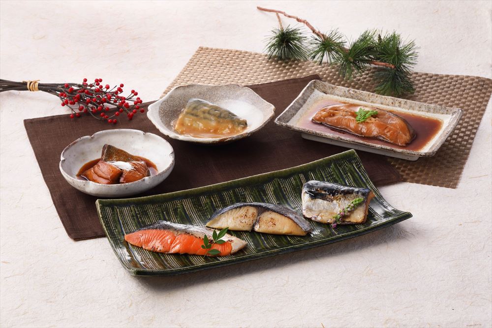 商品情報商品名東京 「なだ万」 料亭の焼魚・煮魚詰め合せ 7470029内容量鰆西京焼、銀鮭西京焼、鯖西京焼、鰤の照り煮、鯖の味噌煮 各60g×各2、鰈の煮付け70g×2商品説明白味噌のほのかな甘みと香りが楽しめる「西京焼」や、しっかりと味をしみ込ませた「煮付け」など、いろいろな味わいの焼魚や煮魚を、料亭のこだわりを持って仕上げました。解凍後電子レンジまたは湯せんで加熱するだけで、簡単にお召し上がりいただけます。温度帯冷凍賞味期限30日産地東京都7大アレルゲン小麦用途お取り寄せ 産地直送 特産品 名産品 ご当地 グルメ お中元 御中元 中元 お歳暮 御歳暮 父の日 母の日 敬老の日 御礼 お礼 祝 祝い 内祝 内祝い 誕生日 仏 お供え 贈答 プチギフト ギフト 贈り物 お土産 手土産 お取り寄せ ホワイトデー バレンタインデー 年末 年始 お正月 御年賀 帰省 お返し お礼 進学祝い 就職祝い 内祝い 暑中見舞い 寒中見舞い 直送 記念品 粗品 ゴルフコンペ プレゼント 創立記念日品 来場記念 成約記念 二次会 出産内祝い 出産祝い 結婚内祝い 結婚祝い 結婚式引き出物 新築内祝い 入園 七五三 お見舞い 香典返し 法事引き出物 人気 通販 送料無料【当店のお取り寄せグルメ商品について】当店が取り扱うグルメ商品は試食を重ね、お客様または贈り物で喜んでいただける商品を厳選して豊富に取り揃えております。日本全国の人気グルメ食材　ランキング上位商品、ギフト商品は現地地域でしか購入できない希少なものが多く、海鮮・肉類・スイーツ等幅広く選んでいただけると好評をいただいております。また季節のイベント（母の日・父の日・お中元・お歳暮・内祝い・お誕生日・バレンタイン・敬老の日等）のプレゼントとして熨斗やラッピングの対応も大変喜ばれております。セール商品やポイント還元、ポイント変倍、お値引き、割引きも積極的に展開しております。また当店へのお問い合わせに関して年中無休で対応させていただいております。安心してご購入いただけるよう努めております。【お取り寄せグルメ商品について】全国の有名メーカーのみならずまだ知られていない地域の特産品の発掘など全国を巡って出会った美味しい商品を提供販売しております。また全国各地の地域活性化に貢献できる商品のお取り扱いもございます。【当店限定の取り扱い商品】当店では生産メーカーと掛け合い、当店のみ扱うことが出来る商品を増やしております。採れたての果物・海鮮などを中心に都度手作りの商品など、大量生産できない希少な商品や季節限定商品も当店では多数取り扱いがございます。【国内生産メーカーにこだわる】四季のある恵まれた島国である日本の風土は世界的にも美味しいグルメの宝庫と言われております。国内で採れた国産ものを原材料としている商品を中心に、無添加・オーガニック商品の取り扱いも常時増やしております。【グルメダイニング友楽堂商品の特徴】全国の長く愛されてきたご当地グルメのみならず、時代に合った体に優しい商品まで若い方から年配者様まで年齢問わずに喜ばれる商品を取り扱っております。また季節のイベントでの贈答品、プレゼント用の商品は多くの商品、カテゴリーからお選び頂けるようアイテム数も多くを取り揃えております。ぜひ当店でのお買い物回りをお楽しみくださいませ。【対象※以下のような幅広い年齢層のお客様にご利用いただいてます】10代 20代 30代 40代 50代 60代 70代キャリア世代 ヤング ミドル ミセス アダルト シルバー シニア世代【お勧めのご利用シーン】季節のご挨拶にお正月 賀正 新年 新春 初売 年賀 成人式 成人祝 節分 バレンタイン ひな祭り 卒業式卒業祝い 入学式 入学祝い お花見 ゴールデンウィーク GW こどもの日 端午の節句 母の日 母の日ギフト お母さん ママ 父の日 父の日ギフト お父さん パパ 七夕初盆 お盆 御中元 お中元 お彼岸 残暑御見舞 残暑見舞い 敬老の日 おじいちゃん 祖父 おばあちゃん 祖母 寒中お見舞い クリスマス お歳暮 御歳暮 ハロウィン ギフト 贈答 贈り物 産地直送 産直 産直グルメ日頃の贈り物にお見舞い 退院祝い 全快祝い 快気祝い 快気内祝い 御挨拶 ごあいさつ 引越しご挨拶 引っ越し お宮参り御祝 合格祝い 進学内祝い 成人式 御成人御祝 卒業記念品 卒業祝い 御卒業御祝 入学祝い 入学内祝い 小学校 中学校 高校 大学 就職祝い 社会人 幼稚園 入園内祝い 御入園御祝 お祝い 御祝い 内祝い 金婚式御祝 銀婚式御祝 御結婚お祝い ご結婚御祝い 御結婚御祝 結婚祝い 結婚内祝い 結婚式 引き出物 引出物 引き菓子 御出産御祝 ご出産御祝い 出産御祝 出産祝い 出産内祝い 御新築祝 新築御祝 新築内祝い 祝御新築 祝御誕生日 バースデー バースデイ バースディ 七五三御祝 753 初節句御祝 節句 昇進祝い 昇格祝い 就任 お供え 法事 供養 熨斗 のし 名入れビジネスの用途に開店祝い 開店お祝い 開業祝い 周年記念 異動 栄転 転勤 退職 定年退職 挨拶回り 転職 お餞別 贈答品 景品 コンペ 粗品 手土産 寸志 歓迎 新歓 送迎 歓送迎 新年会 二次会 忘年会 記念品 法人 企業この商品は東京 「なだ万」 料亭の焼魚・煮魚詰め合せ 7470029ポイント白味噌のほのかな甘みと香りが楽しめる「西京焼」や、しっかりと味をしみ込ませた「煮付け」など、いろいろな味わいの焼魚や煮魚を、料亭のこだわりを持って仕上げました。解凍後電子レンジまたは湯せんで加熱するだけで、簡単にお召し上がりいただけます。 内容量：鰆西京焼、銀鮭西京焼、鯖西京焼、鰤の照り煮、鯖の味噌煮 各60g×各2、鰈の煮付け70g×2東京 「なだ万」 料亭の焼魚・煮魚詰め合せ 7470029 鰆西京焼、銀鮭西京焼、鯖西京焼、鰤の照り煮、鯖の味噌煮 各60g×各2、鰈の煮付け70g×2白味噌のほのかな甘みと香りが楽しめる「西京焼」や、しっかりと味をしみ込ませた「煮付け」など、いろいろな味わいの焼魚や煮魚を、料亭のこだわりを持って仕上げました。解凍後電子レンジまたは湯せんで加熱するだけで、簡単にお召し上がりいただけます。ショップからのメッセージ納期について4