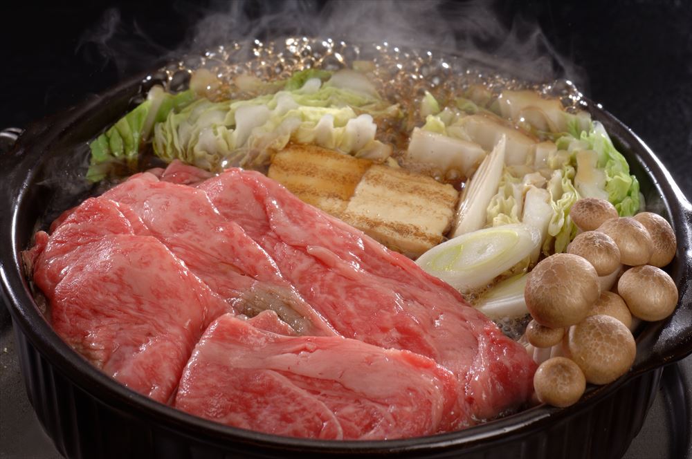 商品情報商品名長野 信州プレミアム牛肉 すきやき・しゃぶしゃぶ用 3950011内容量肩ロース300g商品説明長野県では全国で初めて「おいしさを科学的に判断」する制度（オレイン酸の含有率測定）を導入しました。その厳しい審査を通った希少な牛肉だけを「信州プレミアム牛肉」と呼びます。温度帯冷凍賞味期限冷凍30日産地長野県7大アレルゲン無用途お取り寄せ 産地直送 特産品 名産品 ご当地 グルメ お中元 御中元 中元 お歳暮 御歳暮 父の日 母の日 敬老の日 御礼 お礼 祝 祝い 内祝 内祝い 誕生日 仏 お供え 贈答 プチギフト ギフト 贈り物 お土産 手土産 お取り寄せ ホワイトデー バレンタインデー 年末 年始 お正月 御年賀 帰省 お返し お礼 進学祝い 就職祝い 内祝い 暑中見舞い 寒中見舞い 直送 記念品 粗品 ゴルフコンペ プレゼント 創立記念日品 来場記念 成約記念 二次会 出産内祝い 出産祝い 結婚内祝い 結婚祝い 結婚式引き出物 新築内祝い 入園 七五三 お見舞い 香典返し 法事引き出物 人気 通販 送料無料【当店のお取り寄せグルメ商品について】当店が取り扱うグルメ商品は試食を重ね、お客様または贈り物で喜んでいただける商品を厳選して豊富に取り揃えております。日本全国の人気グルメ食材　ランキング上位商品、ギフト商品は現地地域でしか購入できない希少なものが多く、海鮮・肉類・スイーツ等幅広く選んでいただけると好評をいただいております。また季節のイベント（母の日・父の日・お中元・お歳暮・内祝い・お誕生日・バレンタイン・敬老の日等）のプレゼントとして熨斗やラッピングの対応も大変喜ばれております。セール商品やポイント還元、ポイント変倍、お値引き、割引きも積極的に展開しております。また当店へのお問い合わせに関して年中無休で対応させていただいております。安心してご購入いただけるよう努めております。【お取り寄せグルメ商品について】全国の有名メーカーのみならずまだ知られていない地域の特産品の発掘など全国を巡って出会った美味しい商品を提供販売しております。また全国各地の地域活性化に貢献できる商品のお取り扱いもございます。【当店限定の取り扱い商品】当店では生産メーカーと掛け合い、当店のみ扱うことが出来る商品を増やしております。採れたての果物・海鮮などを中心に都度手作りの商品など、大量生産できない希少な商品や季節限定商品も当店では多数取り扱いがございます。【国内生産メーカーにこだわる】四季のある恵まれた島国である日本の風土は世界的にも美味しいグルメの宝庫と言われております。国内で採れた国産ものを原材料としている商品を中心に、無添加・オーガニック商品の取り扱いも常時増やしております。【グルメダイニング友楽堂商品の特徴】全国の長く愛されてきたご当地グルメのみならず、時代に合った体に優しい商品まで若い方から年配者様まで年齢問わずに喜ばれる商品を取り扱っております。また季節のイベントでの贈答品、プレゼント用の商品は多くの商品、カテゴリーからお選び頂けるようアイテム数も多くを取り揃えております。ぜひ当店でのお買い物回りをお楽しみくださいませ。【対象※以下のような幅広い年齢層のお客様にご利用いただいてます】10代 20代 30代 40代 50代 60代 70代キャリア世代 ヤング ミドル ミセス アダルト シルバー シニア世代【お勧めのご利用シーン】季節のご挨拶にお正月 賀正 新年 新春 初売 年賀 成人式 成人祝 節分 バレンタイン ひな祭り 卒業式卒業祝い 入学式 入学祝い お花見 ゴールデンウィーク GW こどもの日 端午の節句 母の日 母の日ギフト お母さん ママ 父の日 父の日ギフト お父さん パパ 七夕初盆 お盆 御中元 お中元 お彼岸 残暑御見舞 残暑見舞い 敬老の日 おじいちゃん 祖父 おばあちゃん 祖母 寒中お見舞い クリスマス お歳暮 御歳暮 ハロウィン ギフト 贈答 贈り物 産地直送 産直 産直グルメ日頃の贈り物にお見舞い 退院祝い 全快祝い 快気祝い 快気内祝い 御挨拶 ごあいさつ 引越しご挨拶 引っ越し お宮参り御祝 合格祝い 進学内祝い 成人式 御成人御祝 卒業記念品 卒業祝い 御卒業御祝 入学祝い 入学内祝い 小学校 中学校 高校 大学 就職祝い 社会人 幼稚園 入園内祝い 御入園御祝 お祝い 御祝い 内祝い 金婚式御祝 銀婚式御祝 御結婚お祝い ご結婚御祝い 御結婚御祝 結婚祝い 結婚内祝い 結婚式 引き出物 引出物 引き菓子 御出産御祝 ご出産御祝い 出産御祝 出産祝い 出産内祝い 御新築祝 新築御祝 新築内祝い 祝御新築 祝御誕生日 バースデー バースデイ バースディ 七五三御祝 753 初節句御祝 節句 昇進祝い 昇格祝い 就任 お供え 法事 供養 熨斗 のし 名入れビジネスの用途に開店祝い 開店お祝い 開業祝い 周年記念 異動 栄転 転勤 退職 定年退職 挨拶回り 転職 お餞別 贈答品 景品 コンペ 粗品 手土産 寸志 歓迎 新歓 送迎 歓送迎 新年会 二次会 忘年会 記念品 法人 企業この商品は長野 信州プレミアム牛肉 すきやき・しゃぶしゃぶ用 3950011ポイント長野県では全国で初めて「おいしさを科学的に判断」する制度（オレイン酸の含有率測定）を導入しました。その厳しい審査を通った希少な牛肉だけを「信州プレミアム牛肉」と呼びます。 内容量：肩ロース300g長野 信州プレミアム牛肉 すきやき・しゃぶしゃぶ用 3950011 肩ロース300g長野県では全国で初めて「おいしさを科学的に判断」する制度（オレイン酸の含有率測定）を導入しました。その厳しい審査を通った希少な牛肉だけを「信州プレミアム牛肉」と呼びます。ショップからのメッセージ納期について4