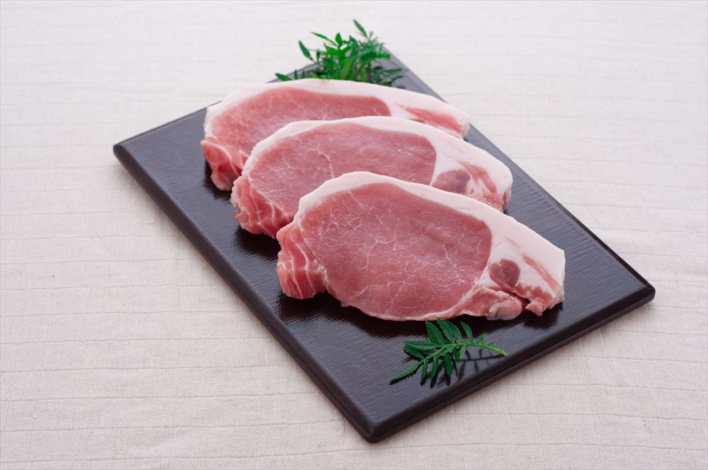 商品情報商品名長野 信州オレイン豚 ロースステーキ 3950094内容量ロースステーキ 300g（100g×3）商品説明信州産のブランド豚。独自開発した専用飼料を与えて丁寧に育て上げ、オレイン酸含有率の自主基準値をクリアした豚肉「信州オレイン豚」。肥育から製造販売まで一貫した安全体制も自慢のひとつ。信州の自然と、生産者の愛情をたっぷりと詰め込んだ至福の旨さを、ぜひお楽しみください。温度帯冷凍賞味期限30日産地長野県7大アレルゲン無備考包装【　不可　】二重包装【　不可　】用途お取り寄せ 産地直送 特産品 名産品 ご当地 グルメ お中元 御中元 中元 お歳暮 御歳暮 父の日 母の日 敬老の日 御礼 お礼 祝 祝い 内祝 内祝い 誕生日 仏 お供え 贈答 プチギフト ギフト 贈り物 お土産 手土産 お取り寄せ ホワイトデー バレンタインデー 年末 年始 お正月 御年賀 帰省 お返し お礼 進学祝い 就職祝い 内祝い 暑中見舞い 寒中見舞い 直送 記念品 粗品 ゴルフコンペ プレゼント 創立記念日品 来場記念 成約記念 二次会 出産内祝い 出産祝い 結婚内祝い 結婚祝い 結婚式引き出物 新築内祝い 入園 七五三 お見舞い 香典返し 法事引き出物 人気 通販 送料無料【当店のお取り寄せグルメ商品について】当店が取り扱うグルメ商品は試食を重ね、お客様または贈り物で喜んでいただける商品を厳選して豊富に取り揃えております。日本全国の人気グルメ食材　ランキング上位商品、ギフト商品は現地地域でしか購入できない希少なものが多く、海鮮・肉類・スイーツ等幅広く選んでいただけると好評をいただいております。また季節のイベント（母の日・父の日・お中元・お歳暮・内祝い・お誕生日・バレンタイン・敬老の日等）のプレゼントとして熨斗やラッピングの対応も大変喜ばれております。セール商品やポイント還元、ポイント変倍、お値引き、割引きも積極的に展開しております。また当店へのお問い合わせに関して年中無休で対応させていただいております。安心してご購入いただけるよう努めております。【お取り寄せグルメ商品について】全国の有名メーカーのみならずまだ知られていない地域の特産品の発掘など全国を巡って出会った美味しい商品を提供販売しております。また全国各地の地域活性化に貢献できる商品のお取り扱いもございます。【当店限定の取り扱い商品】当店では生産メーカーと掛け合い、当店のみ扱うことが出来る商品を増やしております。採れたての果物・海鮮などを中心に都度手作りの商品など、大量生産できない希少な商品や季節限定商品も当店では多数取り扱いがございます。【国内生産メーカーにこだわる】四季のある恵まれた島国である日本の風土は世界的にも美味しいグルメの宝庫と言われております。国内で採れた国産ものを原材料としている商品を中心に、無添加・オーガニック商品の取り扱いも常時増やしております。【グルメダイニング友楽堂商品の特徴】全国の長く愛されてきたご当地グルメのみならず、時代に合った体に優しい商品まで若い方から年配者様まで年齢問わずに喜ばれる商品を取り扱っております。また季節のイベントでの贈答品、プレゼント用の商品は多くの商品、カテゴリーからお選び頂けるようアイテム数も多くを取り揃えております。ぜひ当店でのお買い物回りをお楽しみくださいませ。【対象※以下のような幅広い年齢層のお客様にご利用いただいてます】10代 20代 30代 40代 50代 60代 70代キャリア世代 ヤング ミドル ミセス アダルト シルバー シニア世代【お勧めのご利用シーン】季節のご挨拶にお正月 賀正 新年 新春 初売 年賀 成人式 成人祝 節分 バレンタイン ひな祭り 卒業式卒業祝い 入学式 入学祝い お花見 ゴールデンウィーク GW こどもの日 端午の節句 母の日 母の日ギフト お母さん ママ 父の日 父の日ギフト お父さん パパ 七夕初盆 お盆 御中元 お中元 お彼岸 残暑御見舞 残暑見舞い 敬老の日 おじいちゃん 祖父 おばあちゃん 祖母 寒中お見舞い クリスマス お歳暮 御歳暮 ハロウィン ギフト 贈答 贈り物 産地直送 産直 産直グルメ日頃の贈り物にお見舞い 退院祝い 全快祝い 快気祝い 快気内祝い 御挨拶 ごあいさつ 引越しご挨拶 引っ越し お宮参り御祝 合格祝い 進学内祝い 成人式 御成人御祝 卒業記念品 卒業祝い 御卒業御祝 入学祝い 入学内祝い 小学校 中学校 高校 大学 就職祝い 社会人 幼稚園 入園内祝い 御入園御祝 お祝い 御祝い 内祝い 金婚式御祝 銀婚式御祝 御結婚お祝い ご結婚御祝い 御結婚御祝 結婚祝い 結婚内祝い 結婚式 引き出物 引出物 引き菓子 御出産御祝 ご出産御祝い 出産御祝 出産祝い 出産内祝い 御新築祝 新築御祝 新築内祝い 祝御新築 祝御誕生日 バースデー バースデイ バースディ 七五三御祝 753 初節句御祝 節句 昇進祝い 昇格祝い 就任 お供え 法事 供養 熨斗 のし 名入れビジネスの用途に開店祝い 開店お祝い 開業祝い 周年記念 異動 栄転 転勤 退職 定年退職 挨拶回り 転職 お餞別 贈答品 景品 コンペ 粗品 手土産 寸志 歓迎 新歓 送迎 歓送迎 新年会 二次会 忘年会 記念品 法人 企業この商品は長野 信州オレイン豚 ロースステーキ 3950094ポイント信州産のブランド豚。独自開発した専用飼料を与えて丁寧に育て上げ、オレイン酸含有率の自主基準値をクリアした豚肉「信州オレイン豚」。肥育から製造販売まで一貫した安全体制も自慢のひとつ。信州の自然と、生産者の愛情をたっぷりと詰め込んだ至福の旨さを、ぜひお楽しみください。 内容量：ロースステーキ 300g（100g×3）長野 信州オレイン豚 ロースステーキ 3950094 ロースステーキ 300g（100g×3）信州産のブランド豚。独自開発した専用飼料を与えて丁寧に育て上げ、オレイン酸含有率の自主基準値をクリアした豚肉「信州オレイン豚」。肥育から製造販売まで一貫した安全体制も自慢のひとつ。信州の自然と、生産者の愛情をたっぷりと詰め込んだ至福の旨さを、ぜひお楽しみください。ショップからのメッセージ納期について4