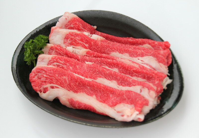 兵庫県で生産された但馬牛から取れる枝肉が一定の基準を満たした場合に用いることができるブランド名。日本三大和牛の一つとされる。2009年には米メディアが選んだ「世界で最も高価な9種類の食べ物」にキャビア・フォアグラ・白トリュフらと共に選出されるなど、海外での知名度の高い高級和牛です。兵庫　神戸ビーフ　バラ切り落としバラ400g