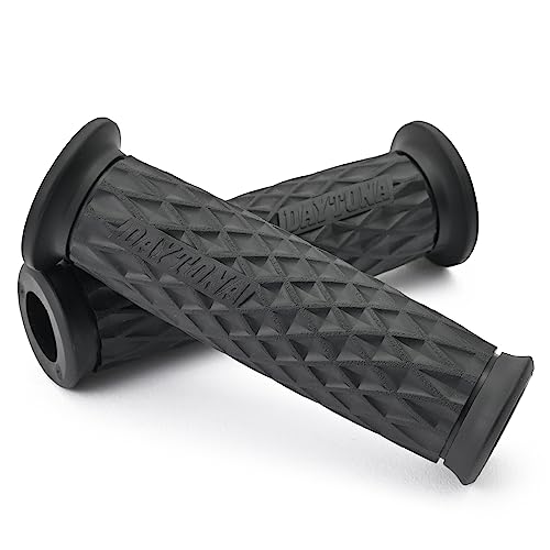 GRID/貫通ブラック/全長122mm/32727・Style:GRID/貫通Color:ブラック・φ22.2mmハンドル用グリップ・グリップ長：122mm・エンド貫通タイプ・人間工学デザイン採用で、疲れにくくグリップ力に優れる・ストリートカスタム定番のダイヤパターンをエアーインテークグリルデザインで再現エルゴノミクス(人間工学)デザインを採り入れたデイトナのオリジナルグリップ。 アクセルを握ったとき滑りにくい表面パターンと、グリップ力に優れる素材を組み合わせて、長時間のライディングでも疲れにくいグリップに仕上げました。 ストリートカスタム定番のダイヤパターンをエアーインテークグリルデザインで再現。 面を多用することで、立体感を強調。 エンド貫通でバーエンド装着にも対応。 ※ 確実に取り付けるため、グリップボンドを使用してください。セーフティワイヤーを併用するとより効果的です。(ワイヤーリング用溝加工済) ※ 純正スロットルスリーブがリブ付きの構造の場合リブを削りとるか、スロットルスリーブを当社FLATスロットルスリーブに交換して取り付けてください。 ※ 1インチ(φ25.4)ハンドル車には取り付けできません。