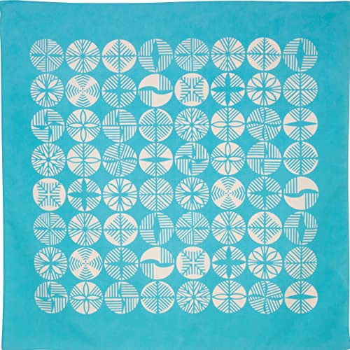 伊砂文様 松 ターコイズ/70cm/10282-201・PatternName:01.松・パッケージ個数:1・【サイズ】約70×70cm。持ち運びに便利なコンパクトなサイズ感。・【おすすめシーン】サブバッグ、コンビニ・スーパーでのちょっとしたお買い物、旅行での荷物の仕分け、折り畳み傘の収納、節目の御祝い、引出物、海外の方へのギフト、レジャーやスポーツ、お子様のおむつ替えシートなど。・【生地の特徴】 薄くさらっとした風合いの生地で、柔らかい手触りが特徴。濡れてもサッと振るだけで水滴が切れるため、すぐに畳んで収納することが出来ます。・【生産国】日本生産国:日本 「むす美」はふろしきを通して日本人が大切にしている「心」を次世代へと結んでいく・・・人と人の心を結ぶ。日本人の智恵と文化を世界へと結ぶ。伝統を現代の生活に根付かせ、未来へ結ぶ。 松は百年の樹齢を保つことから、長生きの象徴として親しまれている。力強く伸びる枝葉が紋様化され、 爽やかな水色はコーディネートのアクセントにピッタリ。 高密度により織り上げられた生地と表面の撥水加工により、高い撥水性を実現。バケツ代わりに水を運べるほどしっかり水をはじく。また、薄くて軽くさっと振るだけで水滴が払え、すぐに畳んでバッグに収納できる。