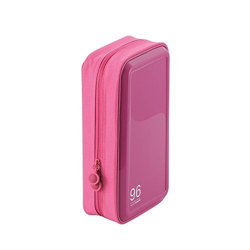 ピンク/96枚収納/CCD-H96PN・Color:ピンクSize:96枚収納PatternName:単品・パッケージ個数:1・縦にも横にも自立するスクエアデザイン・収納枚数:CDまたはDVD96枚・入り数:1・その他:自立形状、ハンドル付き・CD/DVDをスタイリッシュに収納できるCD/DVDファスナーケース■96枚のCD/DVDをスタイリッシュに収納できるCD/DVDファスナーケースです。 ■縦置きでも横置きでも自立し、本棚や机周りに収納しやすいスクエアデザインです。 ■ケースが180度開きCD/DVDが取り出しやすい、フルオープンタイプのダブルファスナーを採用しています。 ■持ち運びや棚からの取り出しに便利なハンドルが付いています。 ■丈夫なセミハードケースが、CD/DVDをしっかり保護します。 ■ケース内側のやわらかな不織布がディスクをキズから守ります。 ■CD/DVDの不意の飛び出しを防ぐストッパーが付いています。 ■歌詞カードなどのCDサイズのカードも収納可能です。※CDと歌詞カードを同じポケットに収納しないでください。 ■ホコリが入りにくい防塵構造を採用しています。 ■表面に傷が付きにくい凹型ケースです。 ■サイズ:幅292mm×奥行80mm×高さ165mm ※ファスナー突起部含まず※ハンドル含まず ■重量:380g ■材質:本体:PP・コットン、ディスク収納部:PP不織布・PPフィルム ■カラー:ピンク ■収納枚数:CDまたはDVD96枚 ■入り数:1 ■その他:自立形状、ハンドル付き