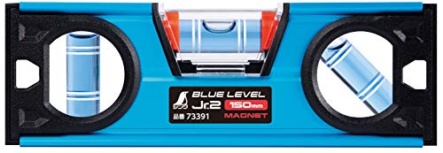 マグネット付ブルー/150m/73391・Size:150mStyle:マグネット付・パッケージ個数:1・●高精度のコンパクトレベルです。・●水平・垂直・45°気泡管付です。（100は52°気泡管なし）・●水平気泡管カバーは取り外し可能で、交換・水洗いができます。・●本体底面にV字型溝が付いていますのでパイプの上にも置けます。・●暗い場所でも使用できるよう水平気泡管に蓄光シートが付いています。●全気泡管±1.0mm/mと高精度を実現しました。●軽量・コンパクト設計です。●傷や汚れを防ぐ取り外し可能な気泡管カバー付です。●強力なヨーク付マグネットで、鉄骨工事に便利です。●垂直、45°気泡管付です。●測定面はV字型溝付でパイプ測定もできます。●蓄光シートを内蔵しており、暗い場所でも水平気泡管がよく見えます。●測定面にはV字型溝付でパイプ測定もできます。