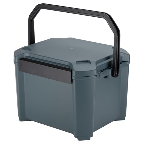 26Lインディゴグレー/[26L]/#26・Color:インディゴグレーStyle:26L・パッケージ個数:1・座れるほど頑丈な高保冷力なクーラーボックス。・【外寸】W500×D411×H340mm・【内寸】 W348×D278×H265mm・【製品重量】 3.6kg・【収納目安】600mlペットボトルなら16本。1Lペットボトルなら9本(横置き)2Lペットボトルなら6本(横置き)※缶・ペットボトルの形状によっては上記の本数が入らない場合があります。用途と収納するものを想定したサイズ設定にし、 使用シーンに合わせた「ちょうど良い」サイズ展開。断熱材厚み約2倍（当社従来品比較）で保冷力UP。イスとしても使用可能な強度。定番になりつつある600mL、1Lペットボトルの収納に対応。フラットなフタ形状でサイドテーブルとしても使用可能。積み重ね可能。同品番同士の他、12Lと16L、26Lと34Lが可能。南京錠がかけられる「鍵穴」付き。