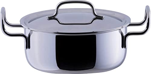 単品銀/7.8 L 直径 28 cm/GEO-28T・Size:7.8 L 直径 28 cmStyle:単品PatternName:ジオ(15年保証)・パッケージ個数:1・サイズ:38.4×29.8×18.1cm (フタ含む)・本体重量:2650g・素材・材質:ステンレス、アルミ・原産国:日本・容量:7.8L商品紹介 サイズ:内径280×深さ130mm 容量:7.8リットル 材質:全面7層構造 より ●全面7層構造製。熱伝導と耐久性に優れたプロ仕様の本格派 ●【全面7層構造の確かな品質】 全体にムラなく熱が伝わり、小さい熱量でより早く調理できる全面7層構造。製品の重量感はおいしく料理できる秘訣 ●【密閉ウォーターシール効果】 本体とフタが密着することで鍋を密閉させる高品質構造。無水調理や余熱調理ができる ●【鍋がオーブンに変わる】 オールステンレス製だから、鍋ごとオーブンに入れて調理できるのはもちろん、ジオ・プロダクト自体を火にかけたままオーブン調理が可能。つまり鍋で煮炊きするように、コンロで火にかけたままケーキを焼くこともできる。本体とフタを密閉し、水蒸気を利用することでオーブン調理ができる ●【オール電化に対応】 どんな熱源でも使えるから、キッチンスタイルの変更に影響なく使える。火種を選ばないからギフトにも。※ガス、ハロゲンヒーター、シーズヒーター、電磁調理器(IHヒーター)、オーブンに対応。電子レンジを除く