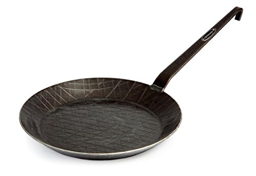 直径32cmブラック/直径：32cm/12547・Style:直径32cm・パッケージ個数:1・重量 : 1975g・サイズ 直径 : 32cm・色: ブラック・サイズ: 直径:32cmシュミーデアイゼンとはドイツ語で「鍛えられた鉄」という意味です。 昔ながらの鍛造製法で、熱した鉄を叩き、のばしてフライパンに仕上げています。 すべてが鉄でできているのでずっしりとした重量感があり、とても強靭で焚き火や薪ストーブで使うこともできます。 優れた熱伝導と抜群の熱保持力をもち、さらに表面には網目状の溝がついているので油や肉汁を流れやすくして料理の焦げ付きを抑えます。