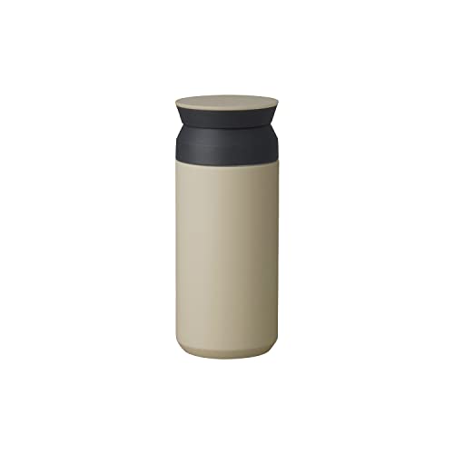 単品サンドベージュ/350ml/20929・Style:単品Color:サンドベージュSize:350ml・パッケージ個数:1・品名: ステンレス製携帯用魔法瓶 / 材質: 18-8 ステンレス鋼、ポリプロピレン、シリコーンゴム / BPAフリー / 中国製 / 保温効力: 65℃以上 (6時間) / 保冷効力: 8℃以下 (6時間)・※保温効力とは室温20℃±2℃において製品に熱湯を入れ、湯温が95℃±1℃になった時に蓋をして6時間後に計測した湯の温度を示します。・※保冷効力とは室温20℃±2℃において製品に冷水を入れ、水温が4℃±1℃になった時に蓋をして6時間後に計測した水の温度を示します。・※飲料物を入れる前にあらかじめ少量の熱湯 (冷水) を入れ、1-2分程度予熱 (予冷) すると保温 (保冷) 効果が上がります。真空二重構造のTRAVEL TUMBLERは、こだわりを持ちながらも柔軟なライフスタイルをおくる人に向けたツール。シングルオリジンのコーヒーやティー、ミネラルウォーターなど、飲み物本来の風味を長く愉しむことができます。