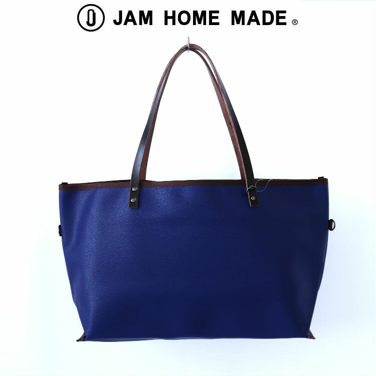 JAM HOME MADE(ジャムホームメイド) 使い勝手の良い大きさのシンプルなトートバッグ。 ボディの軽量で耐水性に優れたPVC素材に特殊なエンボス加工を施し、ハンドルには肉厚なレザーを使用。 大き目サイズで容量もあり、様々なシーンでお使いいただけます。 内ポケットはA4サイズの書類などを収納できます。 間口も大きく開き、中に入れたものが取り出しやすくなっています。 Size BODY - 高25 × 幅45 × 厚15.5 (cm) STRAP - 53 (cm) Color:NAVY Material:SYNTHETIC LEATHER, LEATHER, METAL