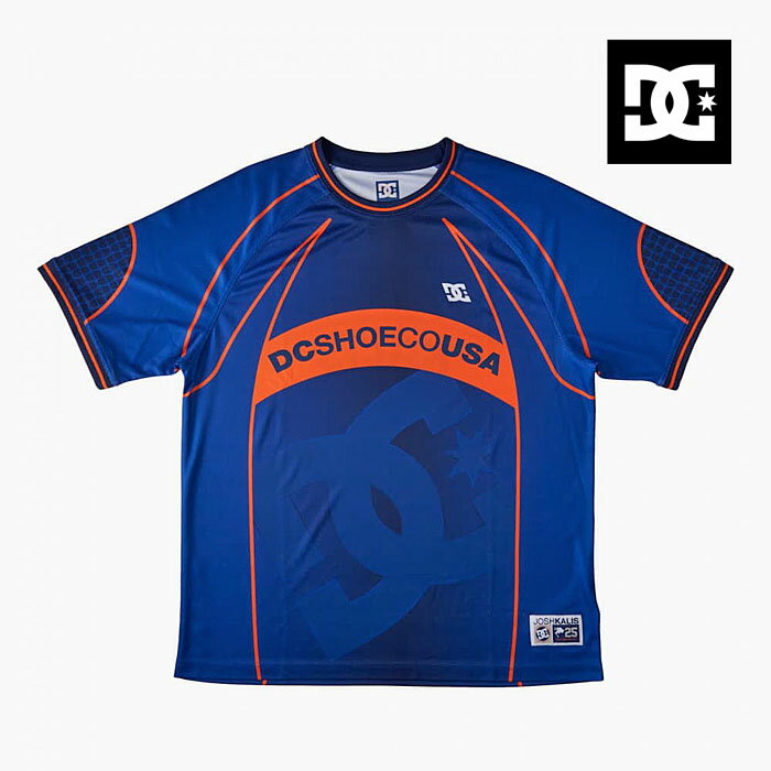 DC SHOES ディーシーシューズ SUPERTOUR JERSEY スーパーツアー ジャージ BLUE DST231098-BQR0 DPT231026-LBL Josh Kalisの DC team加入 25周年を記念したカプセルコレクション。 25年の歴史の中で最も記憶に残るスケートツアーの一つだった98年のEUスーパーツアーは、DCチームライダーとしてのJoshの最初のツアーでもあり、当時DCチームが着ていたチームジャージは象徴的な1つのアイコンとなっていた。 今回JoshのDCでの25年間と、彼の最初のツアーを称えるために、このカプセルコレクションではフットウェアと並んで“KALIS SUPER TOUR JERSEY”が復刻。 ・吸汗速乾性に優れたポリエステルピケ（150g） ・ボクシーフィット ・ライン入りのリブクルーネック ・袖口はライン入りのリブ仕様 ・胸と背中にコントラストアーチロゴ ・フロント＆バックボディにDCグラデーションロゴ ・背面にカリスネーム＆#25の加工 ・フロント裾にDC X Kalisのウーブンラベル 素材　ポリエステル100％ サイズについて M/身幅:58・着丈:72・裄丈:53cm L/身幅:60・着丈:74.5・裄丈:55cm 上記のサイズについては、メーカー公称値を掲載しております。素材や製法の性質上、誤差、個体差がございます。 製造工程の都合上、わずかなホツレや始末糸の付着等がございますが、不良品ではございません。 細部のデザインや仕様が予告なく変更となる場合がございます。予めご了承ください。 こちらの商品は姉妹店と在庫を共有しておりますので、売り違いが生じる事がございます。予めご了承下さい。 商品画像については、可能な限り実際の商品に近いカラーにて掲載をしておりますが、お客様が使用されているパソコンのモニターやモバイル端末の機種によって見え方には多少の違いがございます。 メーカー希望小売価格はメーカーサイトに基づいて掲載しています【DC 復刻 チームジャージ】DC SUPERTOUR JERSEY[ディーシ−シューズ スーパーツアー ジャージ][JOSH KALIS チーム加入25周年 メンズ トップス ジャージーシャツ]