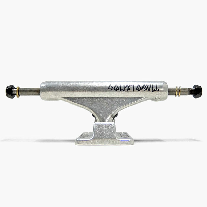 INDEPENDENT TRUCKS インディペンデント トラック PRO TIAS LEMOS MID プロ ティアゴ・レモス ミッド 129/139/144/149 ※こちらはトラック1個での価格です。 ※スケートボードデッキ1台分はトラックが2個必要です。 INDEPENDENT(インディペンデント)のスケートボードトラック。 プロスケーターのTIAGO LEMOS(ティアゴ・レモス)とのコラボレーションモデル。 ベースモデルは老舗トラックブランド「INDEPENDENT」のMIDを採用。 インバーテッド・キングピン（通常と逆向きのキングピン）が採用され、グラインド時のキングピンの接触が軽減されています。 フリップトリック、レッジなどオールラウンドストリートスケートに適しています。 可動域が広くターン性能に優れストリートからボウルやランプでもスケーター人気の高いトラックです。。 幅/アクスル幅/参考推奨デッキサイズ 129/7.60インチ/〜7.9インチ 139/8.0インチ/7.9インチ〜8.0インチ 144/8.25インチ/8.1インチ〜8.3インチ 149/8.5インチ/8.4インチ〜8.6インチ 高さ/(デッキ面〜アクスル中心/参考推奨ウィールサイズ MID/52mm/〜53mm 上記のサイズについては、メーカー公表値を掲載しております。 推奨サイズをご参考いただければほとんどの場合で適切に組み立て可能ですが、推奨サイズ内であっても実際に組み立てた際に「デッキと干渉する」「思ったより小さい」といったケースが起こる場合がございます。 スケートボードのデッキ形状やスケートスタイル、好みによりますので、スケボー経験がある方などご自身でご検討いただいたサイズを選んでいただいて問題ありません。 あくまで参考程度にお考えください。 ご使用後（開封されたもの）は返品・交換の対象外とさせていただきます。 性質上、新品でもこまかな擦れや小傷がございますが不良品ではございません。 上記のような理由での交換や返品はお受けいたしかねますので予めご了承ください。 スケボーで遊ぶ場合は、必要なヘルメットやサポーター、プロテクターなどを装着し、安全な場所でお楽しみください。禁止されている場所での走行やトリックの練習などは周囲の迷惑や危険につながりますので、おやめください。 こちらの商品は姉妹店と在庫を共有しておりますので、売り違いが生じる事がございます。予めご了承下さい。 商品画像については、可能な限り実際の商品に近いカラーにて掲載をしておりますが、お客様が使用されているパソコンのモニターやモバイル端末の機種によって見え方には多少の違いがございます。 メーカー希望小売価格はメーカーカタログに基づいて掲載していますINDEPENDENT インディペンデント トラック ミッド TIAS LEMOS MID STAGE11 129/139/144/149 スケートボード スケボー