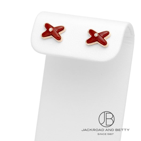 [商品ID：cm081] &nbsp;PRODUCT&nbsp;&nbsp;-&nbsp;商品名&nbsp;- BRANDブランド ショーメCHAUMET MODELモデル ジュ・ドゥ・リアン ピアスJeux de Liens earring REFERENCE型番 085125 &nbsp;DETAILS&nbsp;&nbsp;-&nbsp;商品詳細&nbsp;- 創業約230年のフランスの名門ジュエラー「CHAUMET」 愛と感性のジュエラーとも呼ばれ、愛を語るにふさわしい芸術作品を世に送り出し続けています ショーメのアイコン、愛のシンボル、深い想いを形にしたジュエリーコレクション「リアン・ドゥ・ショーメ」 リアン（絆）・・・出会い、誕生日、家族の絆、愛の誓いの象徴・・・ 愛情に満ちた時間を共に過ごすジュエリーです。 ピンクゴールドにカーネリアンを合わせたピアスです。天然石の色合いや濃淡、輝き(テリ)、内包物等には個体差がございます。個体差は天然石の個性、特性としてあらかじめご了承くださいますようお願いいたします。詳しくはお問い合わせください。 &nbsp;SPEC&nbsp;&nbsp;-&nbsp;商品スペック&nbsp;- 素材 ： (ゴールド：18K)ピンクゴールド 付属品 ： メーカー純正BOXあり販売証明書あり 宝石 ： ダイヤモンドカーネリアン サイズ ： 約6.5mm×8.9mm 種類 ： ピアス・イヤリング