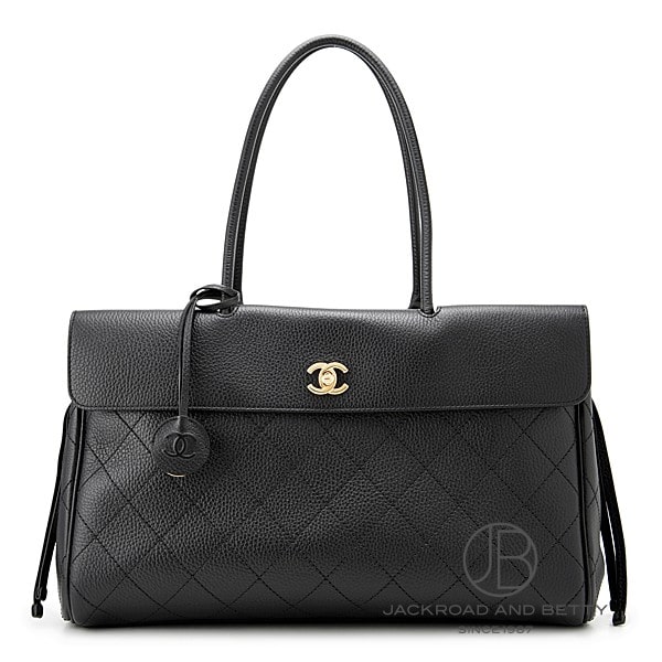 [商品ID：ch911] &nbsp;PRODUCT&nbsp;&nbsp;-&nbsp;商品名&nbsp;- BRANDブランド シャネルCHANEL MODELモデル ショッピング バッグ ブラックShopping Bag Black REFERENCE型番 AS6428 B24248 94305 &nbsp;DETAILS&nbsp;&nbsp;-&nbsp;商品詳細&nbsp;- 2026年メティエダールコレクションの新作、トレンド感たっぷりのショッピングバッグが入荷しました。 素材・グレインドカーフスキン　カラー・ブラック　金具・ゴールド 付属品・内袋 ※こちらはシリアルが金具に刻印された新型タイプとなります。 &nbsp;SPEC&nbsp;&nbsp;-&nbsp;商品スペック&nbsp;- 付属品 ： メーカー純正BOXあり サイズ ： W38cm×H23cm×D16cm 種類 ： トートバッグハンドバッグ