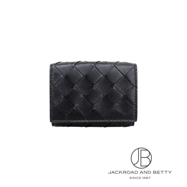 [商品ID：bt211] &nbsp;PRODUCT&nbsp;&nbsp;-&nbsp;商品名&nbsp;- BRANDブランド ボッテガ・ヴェネタBOTTEGA VENETA MODELモデル イントレチャート 三つ折り財布Intrecciato Trifold Wallet REFERENCE型番 609285 VCPP2 8803 &nbsp;DETAILS&nbsp;&nbsp;-&nbsp;商品詳細&nbsp;- カーフレザーを丁寧に編み込んだイントレチャートの三つ折り財布です。スナップ開閉式のコンパクトな設計ながら、札入れ1つ、カードポケット6つ、オープンポケット1つを内側に備え、外側にはスナップ式の小銭入れも付いています。必要なものをすっきりまとめられる機能性と、持ち歩きやすいコンパクトなサイズ感が両立した1点です。使い込むほどにレザーが馴染み、味わいを増していく経年変化も楽しめます。素材：天然皮革 付属品：内袋 &nbsp;SPEC&nbsp;&nbsp;-&nbsp;商品スペック&nbsp;- 付属品 ： メーカー純正BOXあり サイズ ： H7.5cm×W10cm×D3cm 種類 ： 財布三つ折り財布