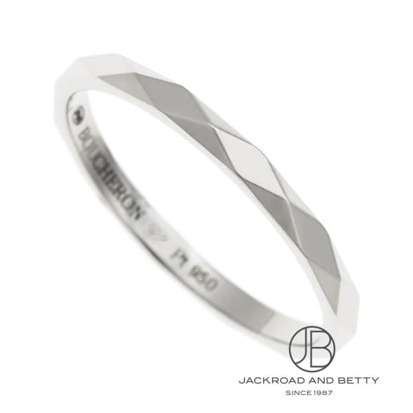 [商品ID：bo1062-17] &nbsp;PRODUCT&nbsp;&nbsp;-&nbsp;商品名&nbsp;- BRANDブランド ブシュロンBOUCHERON MODELモデル ファセット リング スモールFacette Ring Small REFERENCE型番 JAL00205 &nbsp;DETAILS&nbsp;&nbsp;-&nbsp;商品詳細&nbsp;- 卓越した金細工の技術をもつ老舗メゾン「ブシュロン」 パリ・ヴァンドーム広場に本店を構えた最初のジュエラーでもあり、 時を越えたクラフツマンシップに確固たる力を注ぎつつ、 常に流行と芸術の変動を取り入れ、名声を欲しいままにしてきました。 ブシュロンを象徴する、ファセットモチーフ。 ブシュロンの卓越した職人の手により、プラチナに繊細な彫刻やカットを そのままリングに落とし込んだような、美しいデザインが目を惹きます。 たくさんのファセットが光を反射する、ダイヤモンドのような煌めきを放つリングです。 ※日本リングサイズはメーカー基準です。 ※実際のサイズは若干の個体差がある場合がございますのでご了承くださいませ。 ヨーロッパサイズ：57 &nbsp;SPEC&nbsp;&nbsp;-&nbsp;商品スペック&nbsp;- 素材 ： プラチナ 付属品 ： メーカー純正BOXあり販売証明書あり リング号数(日本) ： 17.0号 種類 ： リング