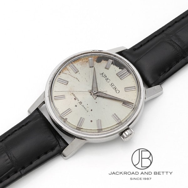[商品ID：6121219] &nbsp;PRODUCT&nbsp;&nbsp;-&nbsp;商品名&nbsp;- BRANDブランド セイコーSEIKO MODELモデル キングセイコーKing Seiko REFERENCE型番 J14102E &nbsp;DETAILS&nbsp;&nbsp;-&nbsp;商品詳細&nbsp;- 時計は稼働しますが、長年メンテナンスしていないためオーバーホールが必要な状態です。文字盤全体にシミ・風防にヒビが見られるため、訳ありでのご案内です。精度保証はございません。　 内部未確認　※現状でのお渡しになります。 &nbsp;SPEC&nbsp;&nbsp;-&nbsp;商品スペック&nbsp;- 保証 ： 保証なし 状態 ： ヴィンテージ サイズ ： メンズ ケース径 ： 35 mm ムーブメント / キャリバー ： 手巻き 製造年代 ： 1960 防水性能 ： 非防水 風防 ： プラスチック風防 仕様 ： 3針 付属品 ： メーカー純正BOX無し国際保証書無し ケース素材 ： ステンレススチール ベルト素材 ： 革 ベルトタイプ / サイズ ： ストラップ 文字盤カラー ： シルバー 文字盤タイプ ： なし