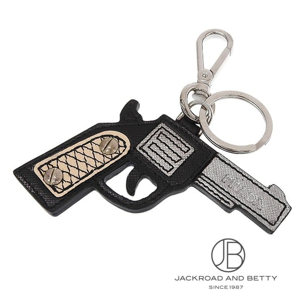 [商品ID：6300935] &nbsp;PRODUCT&nbsp;&nbsp;-&nbsp;商品名&nbsp;- BRANDブランド プラダPRADA MODELモデル キーリングチャームKeyring Charm &nbsp;DETAILS&nbsp;&nbsp;-&nbsp;商品詳細&nbsp;- プラダのレザーを使ったピストル型のバッグチャームです。ブラックをベースにシルバーのメタリックレザーを組み合わせ、グリップ部分にはクロスハッチ柄のレザーとメタルリベットがあしらわれた、細部まで精巧に作り込まれた1点です。スチール仕上げのリングとスナップフックが付属しており、バッグへの取り付けも手軽にできます。ユーモアとラグジュアリーが交わるプラダらしい遊び心が凝縮されており、コーディネートのアクセントとして存在感を与えます。 &nbsp;SPEC&nbsp;&nbsp;-&nbsp;商品スペック&nbsp;- サイズ ： W約9.8cm×H約12.5cm 種類 ： バッグ チャームキーケース・キーホルダー