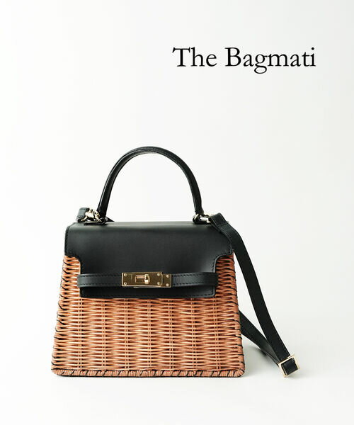 >>ギフト対応について 情報 The Bagmati(バグマティ) かごバッグ ハンドバッグ ショルダーバッグ ミニバッグ レディース ウィッカー ラタン 藤 レザー 牛革 2WAY ナチュラル キャラメル ブラック カジュアル きれいめ かわいい 春夏・BBK22-AW15 【実寸】F(フリー)(縦17cm×横間口19cm×底部23cm×マチ11cm、ハンドル24cm、ショルダー69〜126cm) 【素材】ウィッカー、牛革 タグ #TheBagmati#バグマティ#バッグ#カゴバッグ 楽天国際配送対象商品（海外配送)詳細はこちらです。 Rakuten International Shipping Item Details click here コード ＊U240229＊【smtb-TK】【select-shop】【コンビニ受取対応商品】 メーカー希望小売価格はメーカー商品タグに基づいて掲載していますThe Bagmati(バグマティ)かごバッグ ハンドバッグ ショルダーバッグ ミニバッグ レディース ウィッカー ラタン 藤 レザー 牛革 2WAY ナチュラル キャラメル ブラック カジュアル きれいめ かわいい 春夏BBK22-AW15Item Images※画像をクリックして拡大Color Variation※クリックして拡大ブラック/キャメル(BKCA)ブランドThe Bagmati(バグマティ)アイテム説明レザーフラップがアクセントになった上品な雰囲気のかごバッグ。丁寧に編み込まれたウィッカー素材がハンドメイドのぬくもりを感じさせながらも、レザーパーツで辛味をきかせた仕上がりが、大人っぽいスタイルにもマッチするデザインです。間口はフラップ開閉式、慌ただしいシーンでもさっと取り外しができるターンロック式の留め具になります。フラップ部分のベルトは留め具から外し、ラフに崩して持っていただくのもおすすめ。長さ調節が可能なショルダーストラップ付きで、お好みに合わせてショルダーとハンドバッグの2WAYに使えるのも嬉しいですね！コンパクトな雰囲気ですが、スマホやお財布・ポーチなどの必需品もしっかり収まるサイズ感。内側にはオープンタイプの薄型ポケットも付いています。アイテムサイズF(フリー)(縦17cm×横間口19cm×底部23cm×マチ11cm、ハンドル24cm、ショルダー69〜126cm)&gt;&gt;サイズガイドはこちら。アイテム詳細素材：ウィッカー、牛革重さ：600g裏地：あり特徴：フラップ部分：ターンロック式留め具付き、内側にオープンポケット×1生産国：Philippines注意点※天然素材を使用しているため、お届けする商品によってサイズ、色、色合い等が異なる場合がございます。また、鋭利な部分やササクレが生じる場合がありますので、お取り扱いの際には充分ご注意ください。※モニターの発色の具合によって実際のものと色が異なる場合がございます。取り扱い店THE MAIN STORE(メインストア)Glenpark(グレンパーク かほく店)Glenpark(グレンパーク 高岡店)