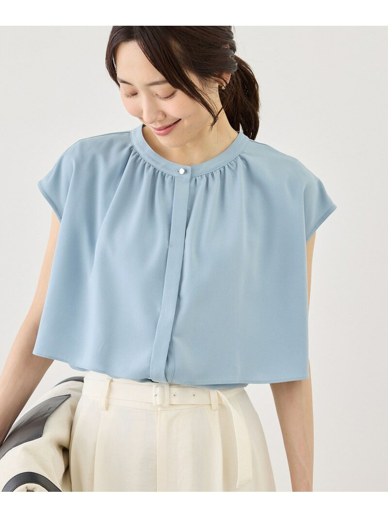 【予約商品について】 ※「先行予約販売中」「予約販売中」をご注文の際は予約商品についてをご確認ください。■重要なお知らせ※ 当店では、ギフト配送サービス及びラッピングサービスを行っておりません。ラッピング・ギフト配送について同時に複数の商品を注文された場合メーカー希望小売価格について置き配についてご利用ガイドROPE' PICNIC（ロペピクニック）フレアギャザーブラウス旬のティアードが短丈スタイルを叶える、万能な着回しブラウス。【素材感】・表面にややシボ感があり、サラリと柔らかな風合いのポリエステル。・上品でナチュラルな光沢感を持ち、オフィスや行事にも最適な素材。・シワになりにくく扱いやすい、デイリー使いに快適。【デザイン・シルエット】・ふんわりとしたティアードギャザーが女性らしさを引き立てるデザイン。・計算された程よい着丈で腰回りをカバー。・肩まわりを自然に隠し、ジャケットも羽織りやすい袖丈。・襟元を上品に引き締める、煌めくメタルパーツの第一ボタン。【カラー】・清涼感があり着回しやすい、チャコール、ホワイト、ブルー系の3色。【スタイリングポイント】・裾をインして短丈風に見せ、バランスよくまとめる着こなし。・ワイドボトムやロングスカートと合わせる、上品なスタイル。・オンオフ問わず着用できるので通勤スタイルにもおすすめ。-----------------------------裏地：なし光沢感：ややあり透け感：ホワイト（10）はあり伸縮性：なしボタン：あり（開閉可）、全てシルバー生地の厚さ：やや薄手季節：夏-----------------------------※撮影時の光、お使いのモニター環境によって色の見え方が違う場合がございます。【モデル着用サイズ】身長：165cm着用サイズ：F【2026Spring/Summer】【26SS】型番：GDH16350-46-099 SG5962【採寸】F／着丈56 ｜ 肩幅（外）54.4（内）37 ｜ バスト（外）132（内）108 ｜ その他（アームホール）外42.4 内43.8商品のサイズについて【商品詳細】チャコール（06）：中国｜ホワイト（10）：中国｜ブルー系（46）：中国素材：チャコール（06）：ポリエステル 100%｜ホワイト（10）：ポリエステル 100%｜ブルー系（46）：ポリエステル 100%サイズ：Fチャコール（06）：洗濯機（極弱）・漂白、タンブル乾燥禁止ホワイト（10）：洗濯機（極弱）・漂白、タンブル乾燥禁止ブルー系（46）：洗濯機（極弱）・漂白、タンブル乾燥禁止※画面上と実物では多少色具合が異なって見える場合もございます。ご了承ください。商品のカラーについて