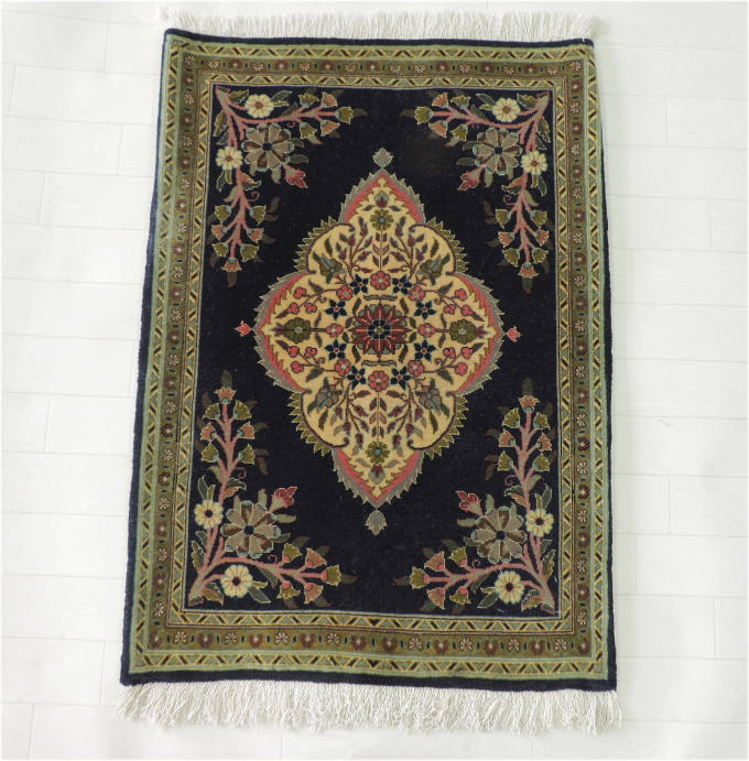 ペルシャ絨毯 カーペット ウール 手織り高級 ペルシャ絨毯の本場 イラン クム産 玄関マットサイズ 85cm×61cm【本物保証】