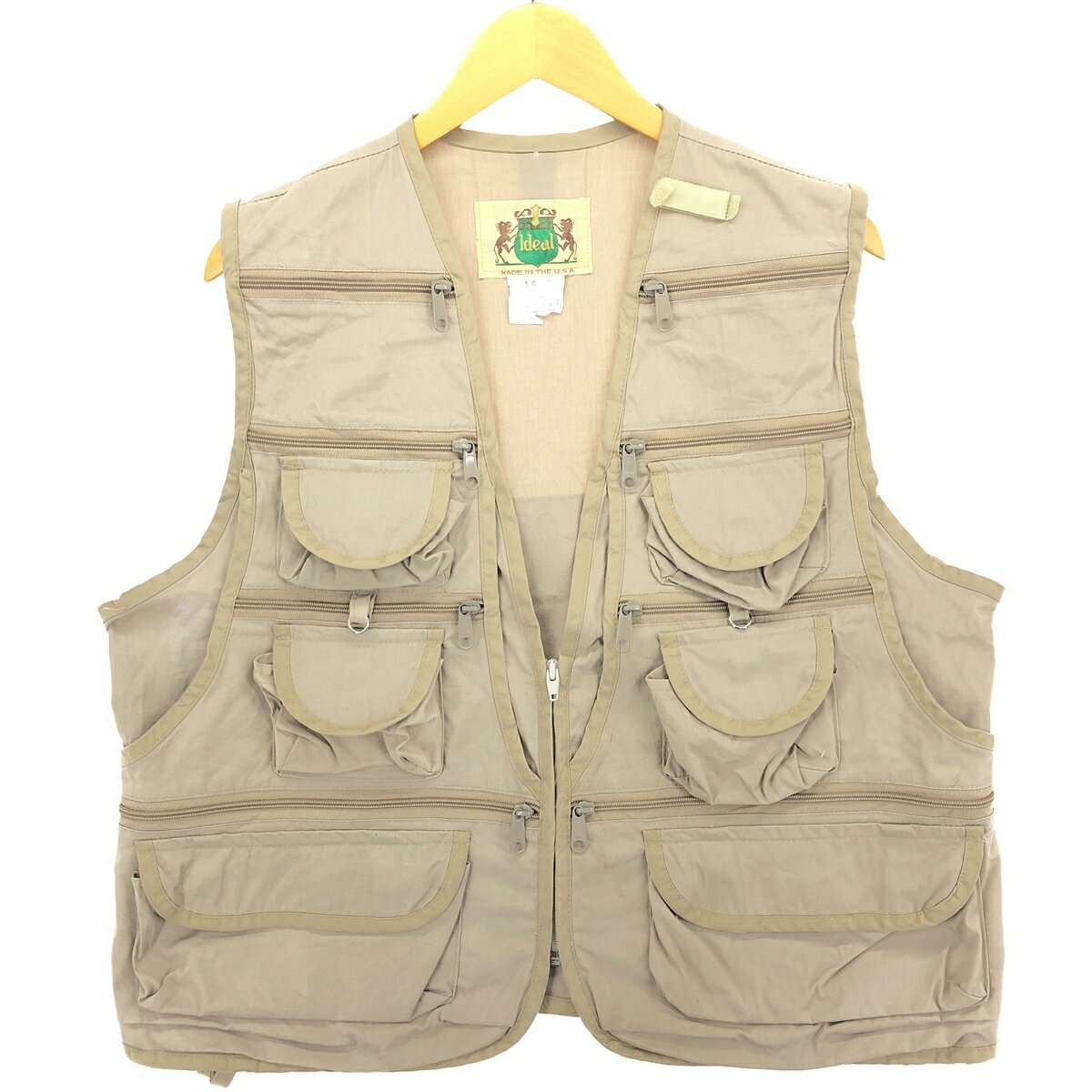 商品詳細 ブランド・Ideal・ 特徴・フルジップ・多ポケット・短丈 ショート丈・ゲームポケット・ヴィンテージ・ モデル/形状・フィッシングベスト・ 素材・不明・ 色・ベージュ系・ 柄・無地・ 生産国・USA製・ 年代・70年代・ サイズ・表記サイズ:L・着丈:57.5cm・身幅:59.5cm・肩幅:41.5cm・ コンディション・C・ カテゴリ・メンズ・トップス・ベスト・ハンティングベスト・ 商品番号・eaa392845・ 取扱店・・ スタッフコメントIdeal フィッシングベスト / 商品番号 eaa392845 USEDですので使用感などございますが、まだまだご愛用していただけます。 古着という事をご理解の上ご注文よろしくお願いします。 【状態追記】 ●前、腹部・左脇腹・裾・右脇下に汚れ ●左胸下ポケットに穴 ●後、首元に穴 ●後、右脇下に汚れ ●前裾裏に汚れ※状態は当社独自の基準です。 表記サイズ着丈身幅肩幅 L(※着用感、表記サイズは目安です。)57.5cm59.5cm41.5cm ※測定値の若干の誤差はご了承下さい。サイズガイドはこちら ブランドIdeal 特徴フルジップ / 多ポケット / 短丈 ショート丈 / ゲームポケット / ヴィンテージモデル/形状フィッシングベスト素材不明色ベージュ系柄無地生産国USA製年代70年代カテゴリハンティングベスト商品番号eaa392845取扱店　　 Idealの他の商品を見るハンティングベストの他の商品を見る