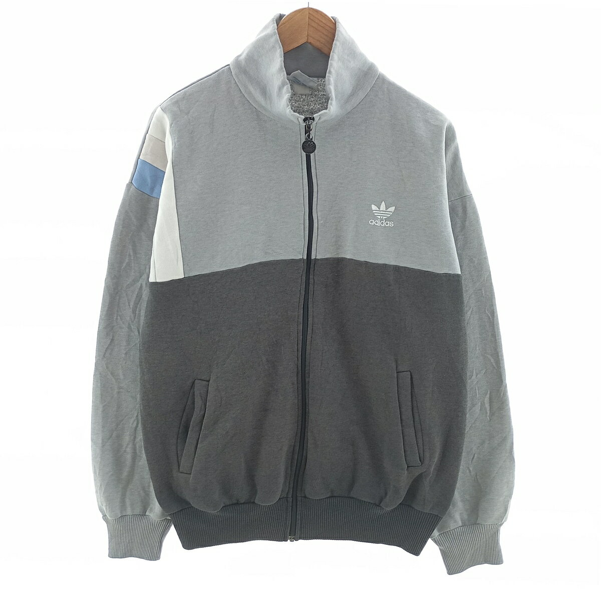商品詳細 ブランド・adidas・アディダス・ 特徴・フルジップ・長袖・ヴィンテージ・ モデル/形状・フルジップスウェットシャツ トレーナー・ 素材・不明・ 色・グレー系 灰色・チャコール・マルチカラー・ 柄・無地・ワンポイント・ 生産国・マレーシア製・ 年代・70年代・ サイズ・表記サイズ:XL・着丈:66cm・身幅:61.5cm・肩幅:63cm・袖丈:56cm・ コンディション・C・ カテゴリ・メンズ・トップス・スウェット・ジップスウェット・ 商品番号・eaa402401・ 取扱店・・ スタッフコメントタグ欠損の為、詳細不明です。adidas フルジップスウェットシャツ トレーナー / 商品番号 eaa402401 USEDですので使用感などございますが、まだまだご愛用していただけます。 古着という事をご理解の上ご注文よろしくお願いします。 【状態追記】 ●前、胸・左右袖先に汚れ ●後、左右袖先に汚れ ●内側、襟周りに汚れ※状態は当社独自の基準です。 表記サイズ着丈身幅肩幅袖丈 XL(※着用感、表記サイズは目安です。)66cm61.5cm63cm56cm ※測定値の若干の誤差はご了承下さい。サイズガイドはこちら ブランドadidasアディダス 特徴フルジップ / 長袖 / ヴィンテージモデル/形状フルジップスウェットシャツ トレーナー素材不明色グレー系 灰色 / チャコール / マルチカラー柄無地 / ワンポイント生産国マレーシア製年代70年代カテゴリジップスウェット商品番号eaa402401取扱店　　 タグ欠損の為、詳細不明です。アディダスの他の商品を見るジップスウェットの他の商品を見る