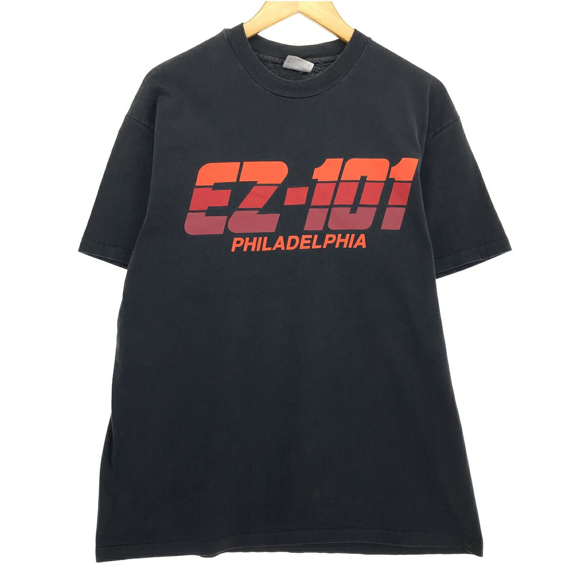 商品詳細 ブランド・Hanes・ヘインズ・ 特徴・クルーネック(丸首)・半袖・シングルステッチ・ヴィンテージ・ モデル/形状・BEEFY-T 青タグ・プリントTシャツ・ 素材・コットン:100%・ 色・ブラック系 黒色・ 柄・プリント・ 生産国・USA製・ 年代・80年代・ サイズ・メンズXL・表記サイズ:XL・着丈:70.5cm・身幅:57cm・肩幅:51.5cm・袖丈:20.5cm・ コンディション・C・ カテゴリ・メンズ・トップス・Tシャツ・グラフィックTシャツ・ 商品番号・eaa465795・ 取扱店・・ スタッフコメントHanes BEEFY-T 青タグ プリントTシャツ / メンズXL / 商品番号 eaa465795 USEDですので使用感などございますが、まだまだご愛用していただけます。 古着という事をご理解の上ご注文よろしくお願いします。 【状態追記】 ●前、腹部に汚れ ●全体的に汚れあり※状態は当社独自の基準です。 着用感表記サイズ着丈身幅肩幅袖丈 メンズXLXL(※着用感、表記サイズは目安です。)70.5cm57cm51.5cm20.5cm ※測定値の若干の誤差はご了承下さい。サイズガイドはこちら ブランドHanesヘインズ 特徴クルーネック(丸首) / 半袖 / シングルステッチ / ヴィンテージモデル/形状BEEFY-T 青タグ / プリントTシャツ素材コットン:100%色ブラック系 黒色柄プリント生産国USA製年代80年代カテゴリグラフィックTシャツ商品番号eaa465795取扱店　　 ヘインズの他の商品を見るグラフィックTシャツの他の商品を見る