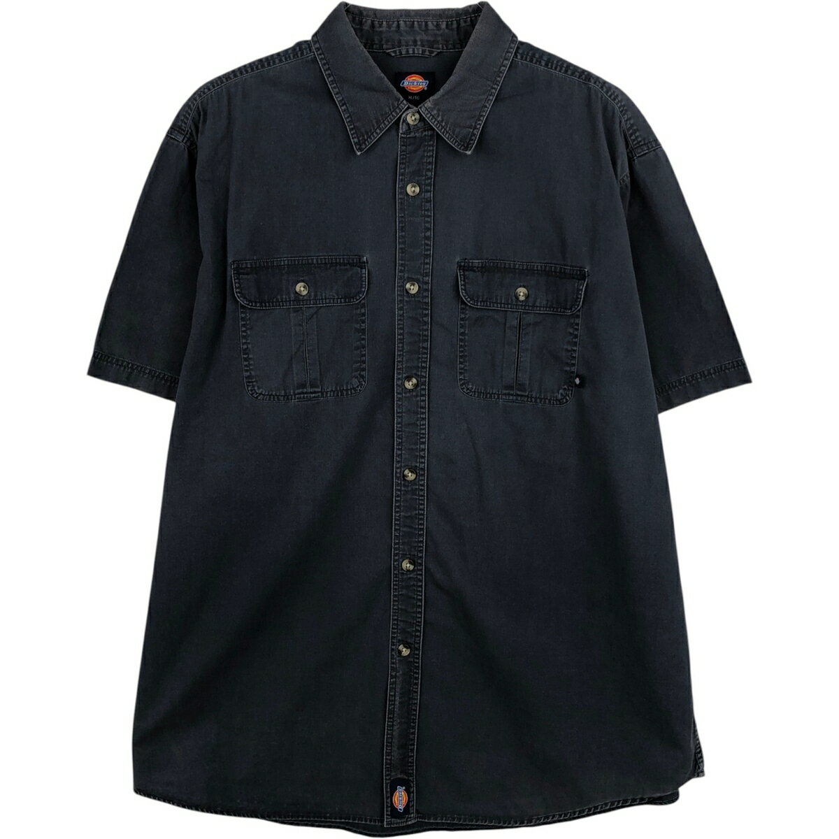 商品詳細 ブランド・Dickies・ディッキーズ・ 特徴・レギュラーカラー・半袖・ モデル/形状・半袖 ワークシャツ・ 素材・コットン:100%・ 色・ネイビー系 紺色・ 柄・無地・ 生産国・中国製・ 年代 サイズ・表記サイズ:XL・着丈:84.5cm・身幅:69.5cm・肩幅:53.5cm・袖丈:26.5cm・ コンディション・C・ カテゴリ・メンズ・トップス・半袖シャツ・その他半袖シャツ・ 商品番号・eaa477290・ 取扱店・ネットショップ・ スタッフコメントDickies 半袖 ワークシャツ / 商品番号 eaa477290 USEDワークアイテムですので使用感などございますが、まだまだご愛用していただけます。 古着という事をご理解の上ご注文よろしくお願いします。 【状態追記】 ●前、左胸・右裾に汚れ ●後、右裾に汚れ ●内、首元に汚れ※状態は当社独自の基準です。 着用感表記サイズ着丈身幅肩幅袖丈 メンズXLXL(※着用感、表記サイズは目安です。)84.5cm69.5cm53.5cm26.5cm ※測定値の若干の誤差はご了承下さい。サイズガイドはこちら ブランドDickiesディッキーズ 特徴レギュラーカラー / 半袖 モデル/形状半袖 ワークシャツ 素材コットン:100% 色ネイビー系 紺色 柄無地 生産国中国製 年代- カテゴリその他半袖シャツ 商品番号eaa477290 取扱店ネットショップ 　　 ディッキーズの他の商品を見るその他半袖シャツの他の商品を見る