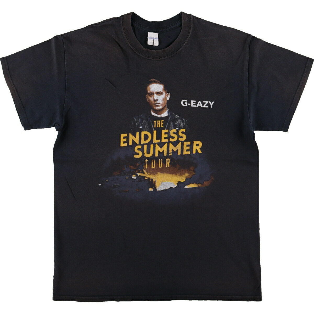 商品詳細 ブランド・GILDAN・ギルダン・ 特徴・クルーネック(丸首)・半袖・両面プリント・ヒップホップ R&B・ モデル/形状・G-EAZY ジーイージー・ラップTシャツ ラップT・ 素材・コットン:100%・ 色・ブラック系 黒色・ 柄・プリント・ 生産国・メキシコ製・ 年代 サイズ・表記サイズ:M・着丈:66.5cm・身幅:50.5cm・肩幅:46.5cm・袖丈:16.5cm・ コンディション・C・ カテゴリ・メンズ・トップス・Tシャツ・バンドTシャツ・ 商品番号・eaa478784・ 取扱店・・ スタッフコメントGILDAN G-EAZY ジーイージー ラップTシャツ ラップT / 商品番号 eaa478784 USEDですので使用感などございますが、まだまだご愛用していただけます。 古着という事をご理解の上ご注文よろしくお願いします。 【状態追記】 ●前、右肩・左肩・右腕・左腕・裾・首周りに汚れ　右脇に穴 ●後、首周り・肩に汚れ　右脇に穴※状態は当社独自の基準です。 表記サイズ着丈身幅肩幅袖丈 M(※着用感、表記サイズは目安です。)66.5cm50.5cm46.5cm16.5cm ※測定値の若干の誤差はご了承下さい。サイズガイドはこちら ブランドGILDANギルダン 特徴クルーネック(丸首) / 半袖 / 両面プリント / ヒップホップ R&Bモデル/形状G-EAZY ジーイージー / ラップTシャツ ラップT素材コットン:100%色ブラック系 黒色柄プリント生産国メキシコ製年代-カテゴリバンドTシャツ商品番号eaa478784取扱店　　 ギルダンの他の商品を見るバンドTシャツの他の商品を見る