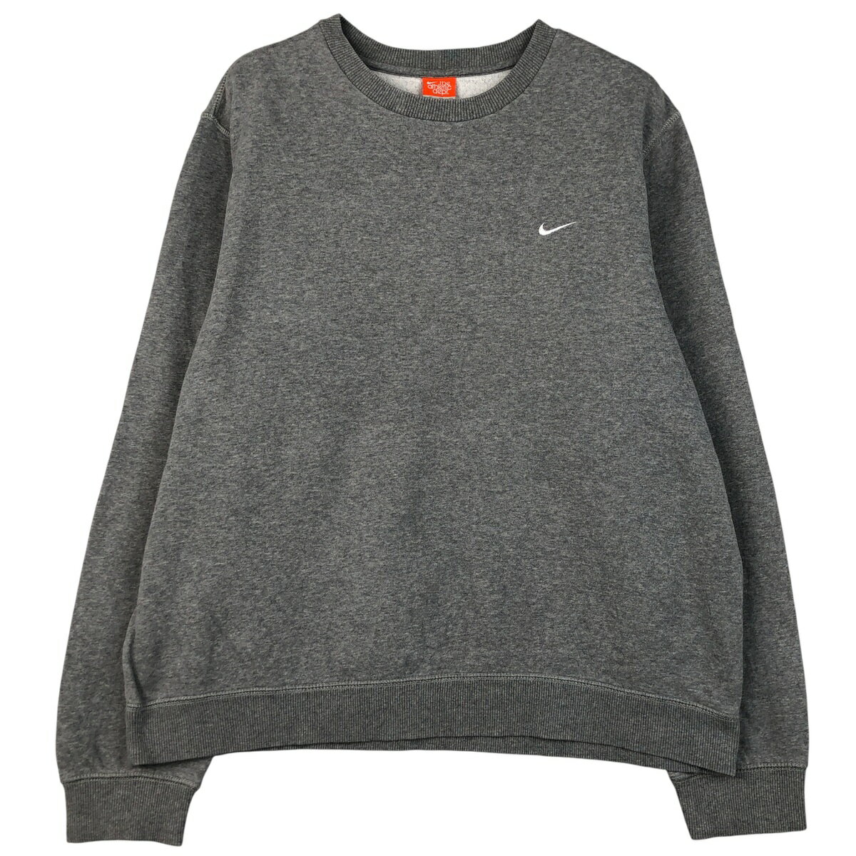 商品詳細 ブランド・NIKE・ナイキ・ 特徴・クルーネック(丸首)・長袖・ モデル/形状・ワンポイントロゴスウェットシャツ トレーナー・ 素材・コットン:80%・ポリエステル:20%・ 色・グレー系 灰色・ 柄・無地・ワンポイント・ 生産国・パキスタン製・ 年代 サイズ・表記サイズ:XL・着丈:67.5cm・身幅:66.5cm・肩幅:52cm・袖丈:70cm・ コンディション・C・ カテゴリ・メンズ・トップス・スウェット・トレーナー・ 商品番号・eaa482502・ 取扱店・ネットショップ・ スタッフコメントNIKE ワンポイントロゴスウェットシャツ トレーナー / 商品番号 eaa482502 USEDですので使用感などございますが、まだまだご愛用していただけます。 古着という事をご理解の上ご注文よろしくお願いします。 【状態追記】 ●後、襟ぐりに破れ　裾左側に糸抜け※状態は当社独自の基準です。 着用感表記サイズ着丈身幅肩幅袖丈 メンズXLXL(※着用感、表記サイズは目安です。)67.5cm66.5cm52cm70cm ※測定値の若干の誤差はご了承下さい。サイズガイドはこちら ブランドNIKEナイキ 特徴クルーネック(丸首) / 長袖 モデル/形状ワンポイントロゴスウェットシャツ トレーナー 素材コットン:80% / ポリエステル:20% 色グレー系 灰色 柄無地 / ワンポイント 生産国パキスタン製 年代- カテゴリトレーナー 商品番号eaa482502 取扱店ネットショップ 　　 ナイキの他の商品を見るトレーナーの他の商品を見る