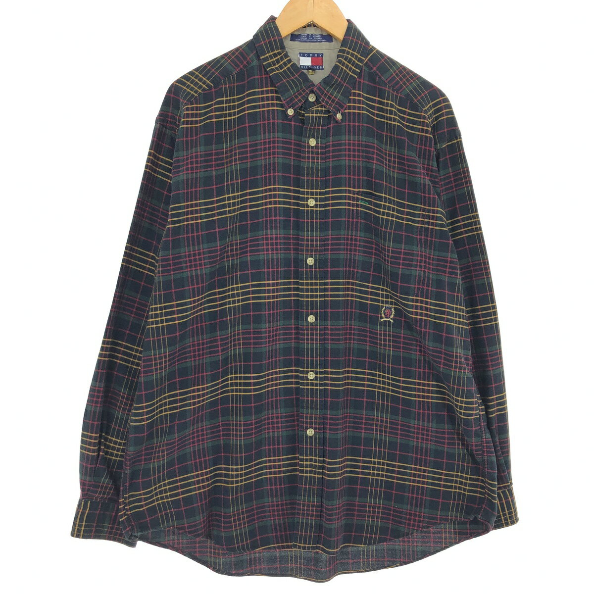 商品詳細 ブランド・TOMMY HILFIGER・トミーヒルフィガー・ 特徴・長袖・ボタンダウン・ヴィンテージ・ モデル/形状・長袖 ボタンダウンチェックシャツ・ 素材・コットン:100%・ 色・ブラック系 黒色・マルチカラー・ 柄・チェック柄・ 生産国・台湾製・ 年代・90年代・ サイズ・表記サイズ:L・着丈:84cm・身幅:64.5cm・肩幅:53.5cm・袖丈:63cm・ コンディション・C・ カテゴリ・メンズ・トップス・長袖シャツ・長袖ボタンダウンシャツ・ 商品番号・eaa485647・ 取扱店・・ スタッフコメントTOMMY HILFIGER 長袖 ボタンダウンチェックシャツ / 商品番号 eaa485647 USEDですので使用感などございますが、まだまだご愛用していただけます。 古着という事をご理解の上ご注文よろしくお願いします。 【状態追記】 ●前、右胸に汚れ ●後、腰・裾に汚れ※状態は当社独自の基準です。 表記サイズ着丈身幅肩幅袖丈 L(※着用感、表記サイズは目安です。)84cm64.5cm53.5cm63cm ※測定値の若干の誤差はご了承下さい。サイズガイドはこちら ブランドTOMMY HILFIGERトミーヒルフィガー 特徴長袖 / ボタンダウン / ヴィンテージモデル/形状長袖 ボタンダウンチェックシャツ素材コットン:100%色ブラック系 黒色 / マルチカラー柄チェック柄生産国台湾製年代90年代カテゴリ長袖ボタンダウンシャツ商品番号eaa485647取扱店　　 トミーヒルフィガーの他の商品を見る長袖ボタンダウンシャツの他の商品を見る