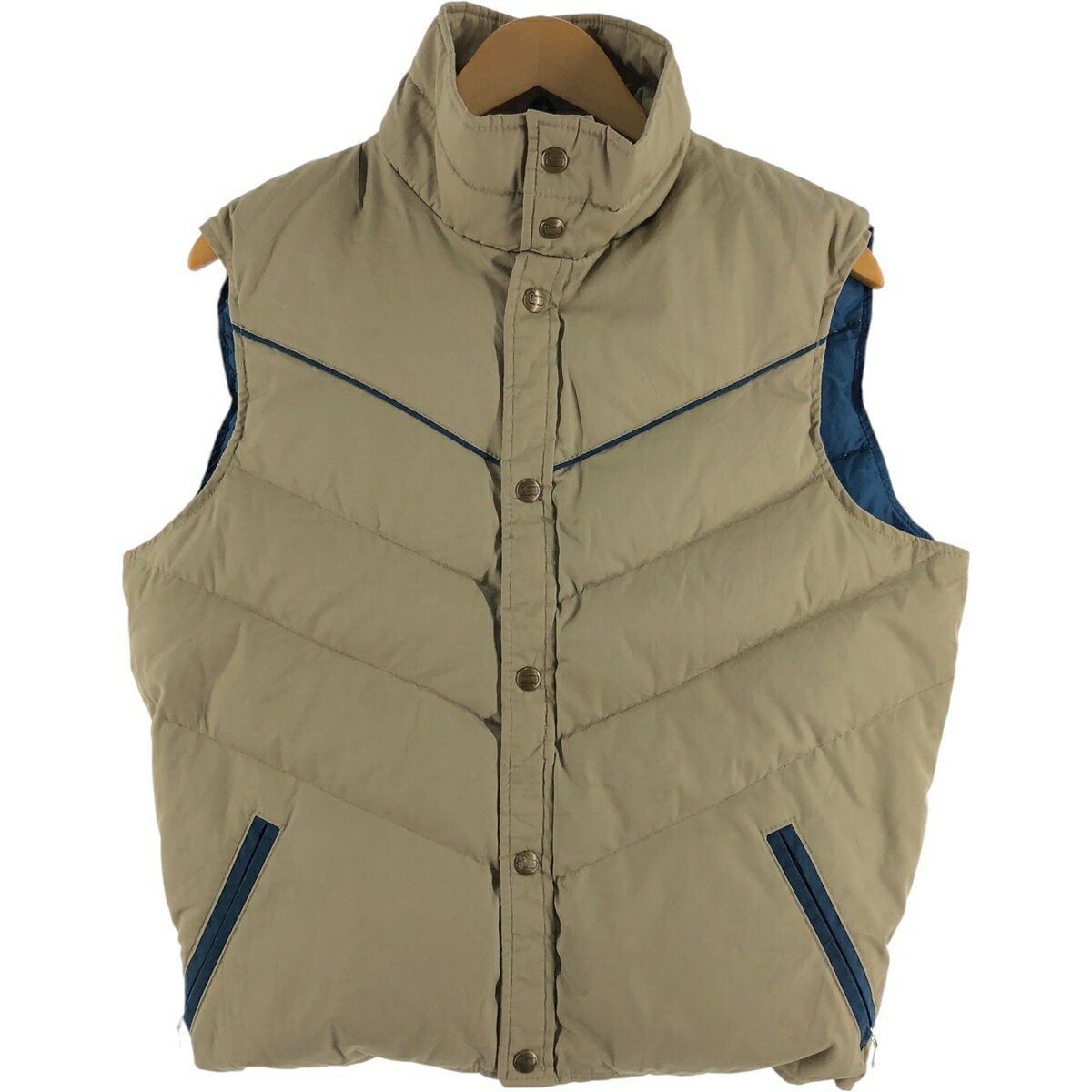 商品詳細 ブランド・WOOLRICH・ウールリッチ・ 特徴・短丈 ショート丈・スナップボタン・ヴィンテージ・ モデル/形状・ダウンベスト・ 素材・ポリエステル:65%・コットン:35%・ダウン(インサレーション)・ 色・ベージュ系・ 柄・無地・ 生産国・USA製・ 年代・70年代・ サイズ・表記サイズ:SMALL・着丈:57.5cm・身幅:52cm・肩幅:42cm・ コンディション・C・ カテゴリ・メンズ・トップス・ベスト・ダウン・中綿ベスト・ 商品番号・eaa507386・ 取扱店・・ スタッフコメントWOOLRICH ダウンベスト / 商品番号 eaa507386 USEDですので使用感などございますが、まだまだご愛用していただけます。 古着という事をご理解の上ご注文よろしくお願いします。 【状態追記】 ●前、腹部・右ポケット内に汚れ※状態は当社独自の基準です。 表記サイズ着丈身幅肩幅 SMALL(※着用感、表記サイズは目安です。)57.5cm52cm42cm ※測定値の若干の誤差はご了承下さい。サイズガイドはこちら ブランドWOOLRICHウールリッチ 特徴短丈 ショート丈 / スナップボタン / ヴィンテージモデル/形状ダウンベスト素材ポリエステル:65% / コットン:35% / ダウン(インサレーション)色ベージュ系柄無地生産国USA製年代70年代カテゴリダウン・中綿ベスト商品番号eaa507386取扱店　　 ウールリッチの他の商品を見るダウン・中綿ベストの他の商品を見る