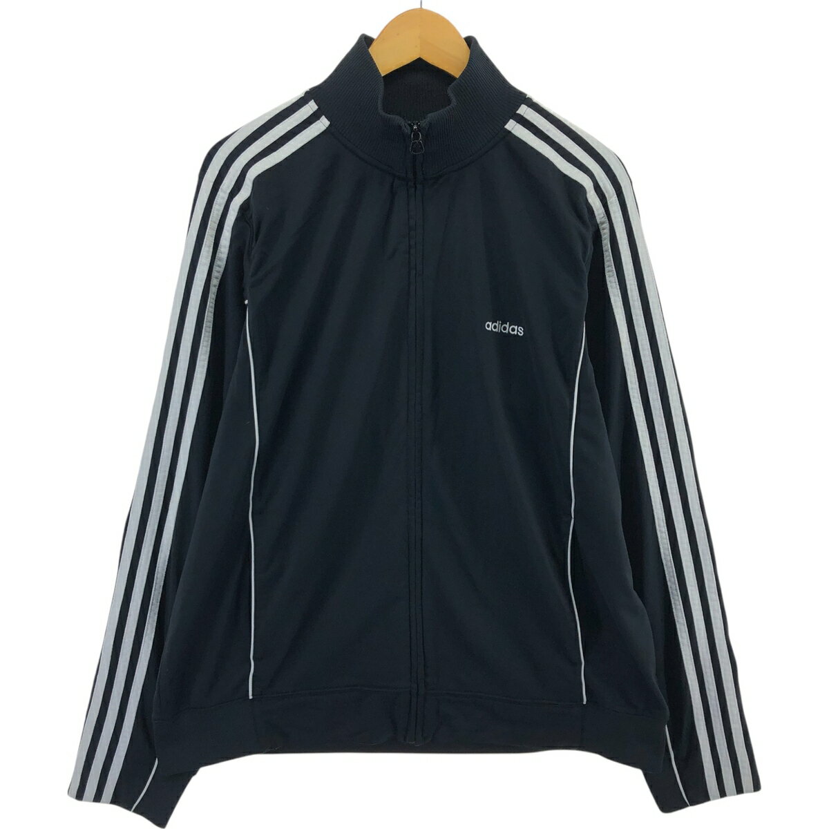 商品詳細 ブランド・adidas・アディダス・ 特徴・フルジップ・長袖・3本ライン・ モデル/形状・ジャージ トラックジャケット・ 素材・ポリエステル:100%・ 色・ブラック系 黒色・ 柄・ロゴ刺繍・ 生産国・マレーシア製・ 年代・00年代・ サイズ・表記サイズ:M・着丈:63.5cm・身幅:63cm・肩幅:41.5cm・袖丈:65.5cm・ コンディション・C・ カテゴリ・メンズ・アウター・ジャケット・ジャージ・トラックジャケット・ 商品番号・eaa509659・ 取扱店・・ スタッフコメントadidas ジャージ トラックジャケット / 商品番号 eaa509659 USEDですので使用感などございますが、まだまだご愛用していただけます。 古着という事をご理解の上ご注文よろしくお願いします。 【状態追記】 ●前、左肩・左右袖先に汚れ※状態は当社独自の基準です。 表記サイズ着丈身幅肩幅袖丈 M(※着用感、表記サイズは目安です。)63.5cm63cm41.5cm65.5cm ※測定値の若干の誤差はご了承下さい。サイズガイドはこちら ブランドadidasアディダス 特徴フルジップ / 長袖 / 3本ラインモデル/形状ジャージ トラックジャケット素材ポリエステル:100%色ブラック系 黒色柄ロゴ刺繍生産国マレーシア製年代00年代カテゴリジャージ・トラックジャケット商品番号eaa509659取扱店　　 アディダスの他の商品を見るジャージ・トラックジャケットの他の商品を見る