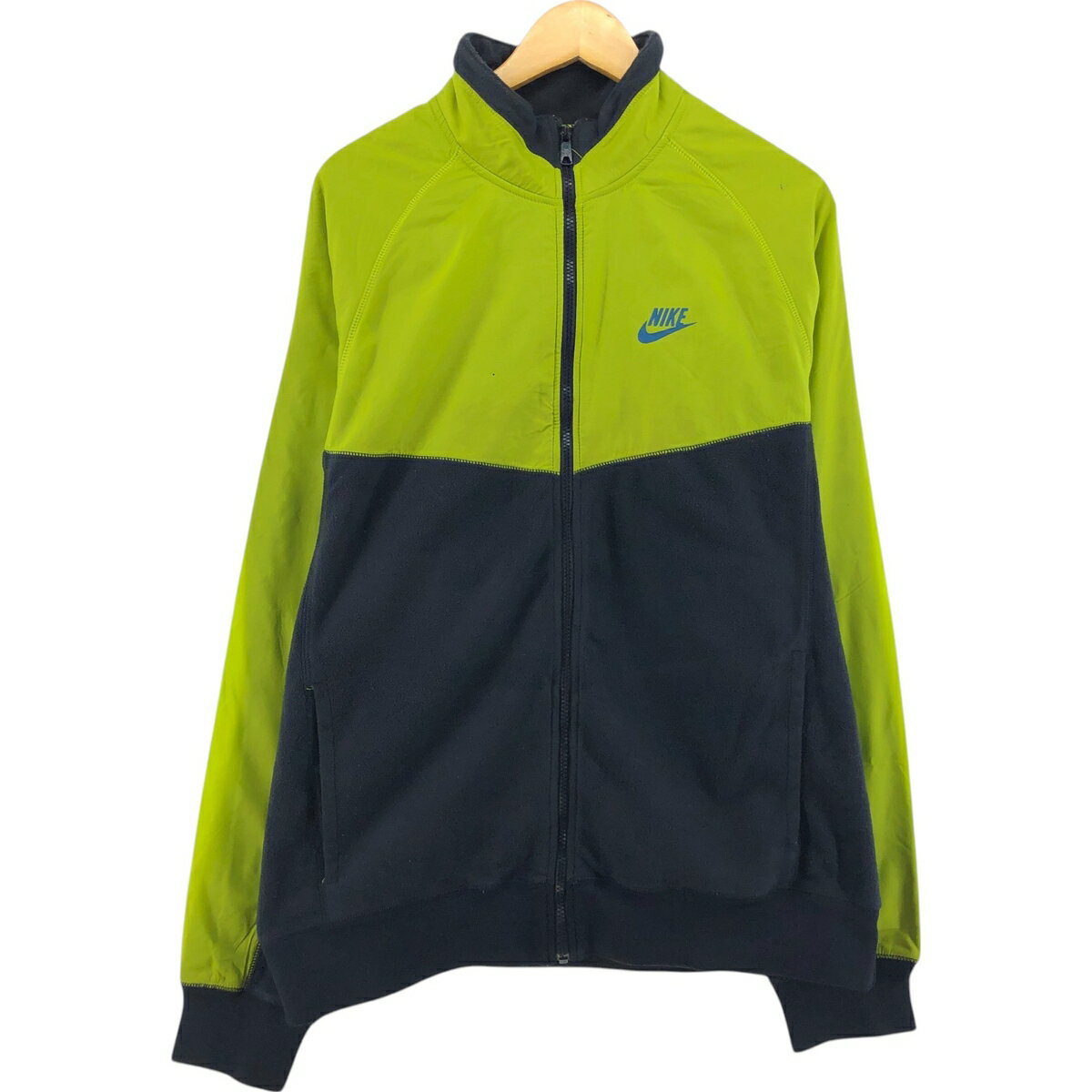 商品詳細 ブランド・NIKE・ナイキ・ 特徴・フルジップ・長袖・ モデル/形状・SPORTSWEAR・ナイロンxフリースジャケット・ 素材・ポリエステル:100%・ナイロン:100%・ 色・イエロー系 黄色・グレー系 灰色・ 柄・ロゴプリント・ 生産国・マレーシア製・ 年代 サイズ・表記サイズ:XL・着丈:73cm・身幅:62.5cm・裄丈:96cm・袖丈(脇下計測):61cm・ コンディション・C・ カテゴリ・メンズ・アウター・ジャケット・フリースジャケット・ 商品番号・eaa513747・ 取扱店・・ スタッフコメントNIKE SPORTSWEAR ナイロンxフリースジャケット / 商品番号 eaa513747 USEDですので使用感などございますが、まだまだご愛用していただけます。 古着という事をご理解の上ご注文よろしくお願いします。 【状態追記】 ●前、胸元に焦げ穴、左腕に汚れ ●後、左腕・左袖先に汚れ※状態は当社独自の基準です。 表記サイズ着丈身幅裄丈袖丈(脇下計測) XL(※着用感、表記サイズは目安です。)73cm62.5cm96cm61cm ※測定値の若干の誤差はご了承下さい。サイズガイドはこちら ブランドNIKEナイキ 特徴フルジップ / 長袖モデル/形状SPORTSWEAR / ナイロンxフリースジャケット素材ポリエステル:100% / ナイロン:100%色イエロー系 黄色 / グレー系 灰色柄ロゴプリント生産国マレーシア製年代-カテゴリフリースジャケット商品番号eaa513747取扱店　　 ナイキの他の商品を見るフリースジャケットの他の商品を見る