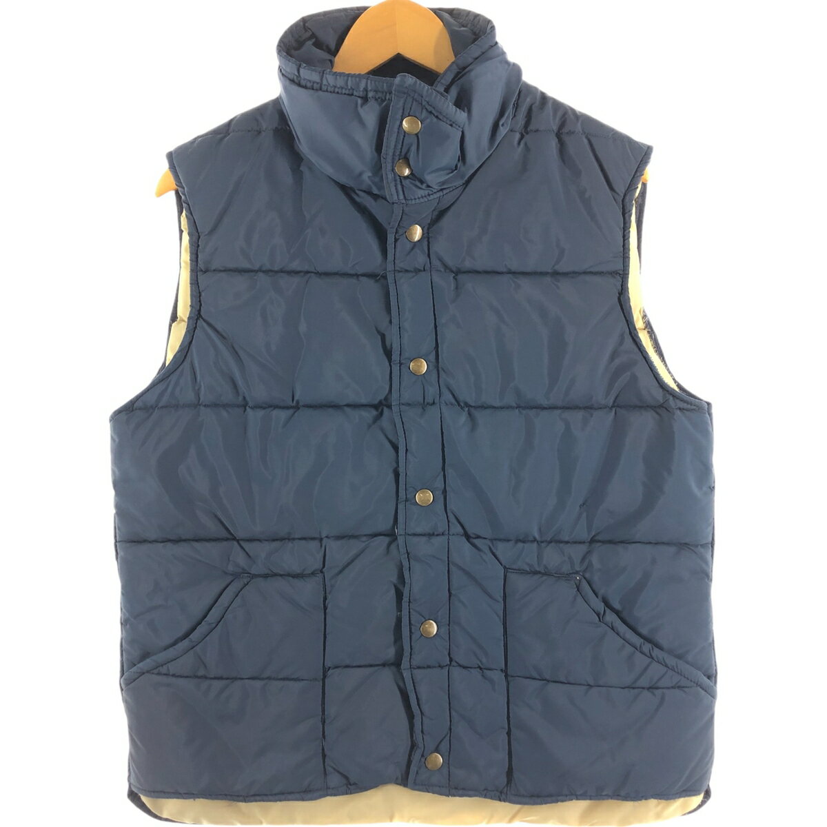 商品詳細 ブランド・J.C.Penney・ジェイシーペニー・ 特徴・スナップボタン・ヴィンテージ・ モデル/形状・ダウンベスト・ 素材・不明・ 色・ネイビー系 紺色・ 柄・ロゴ刺繍・ 生産国・不明・ 年代・70年代・ サイズ・表記サイズ:M・着丈:62.5cm・身幅:56.5cm・肩幅:44cm・ コンディション・C・ カテゴリ・メンズ・トップス・ベスト・ダウン・中綿ベスト・ 商品番号・eaa521701・ 取扱店・・ スタッフコメントタグに記載がない為、一部詳細不明になります。素材表記不明ですが、恐らくダウン(インサレーション)かと思われます。J.C.Penney ダウンベスト / 商品番号 eaa521701 USEDですので使用感などございますが、まだまだご愛用していただけます。 古着という事をご理解の上ご注文よろしくお願いします。 【状態追記】 ●全体的に色ムラ ●内側全体的に汚れ ●前、左裾・両腹部ポケット内に汚れ ●前、左胸部に裂け ●前、右裾に擦れ ●前、左脇にリペア跡 ●後、襟周りに汚れ ●後、右肩に糸引き ●後、左腕に糸抜け※状態は当社独自の基準です。 表記サイズ着丈身幅肩幅 M(※着用感、表記サイズは目安です。)62.5cm56.5cm44cm ※測定値の若干の誤差はご了承下さい。サイズガイドはこちら ブランドJ.C.Penneyジェイシーペニー 特徴スナップボタン / ヴィンテージモデル/形状ダウンベスト素材不明色ネイビー系 紺色柄ロゴ刺繍生産国不明年代70年代カテゴリダウン・中綿ベスト商品番号eaa521701取扱店　　 タグに記載がない為、一部詳細不明になります。素材表記不明ですが、恐らくダウン(インサレーション)かと思われます。ジェイシーペニーの他の商品を見るダウン・中綿ベストの他の商品を見る