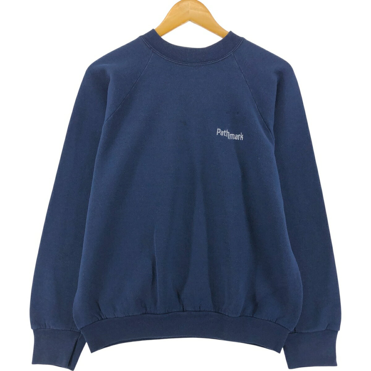 商品詳細 ブランド・FRUIT OF THE LOOM・フルーツオブザルーム・ 特徴・クルーネック(丸首)・長袖・ラグランスリーブ・ヴィンテージ・短丈 ショート丈・ モデル/形状・スウェットシャツ トレーナー・ 素材・コットン:50%・ポリエステル:50%・ 色・ネイビー系 紺色・ 柄・刺繍・ 生産国・USA製・ 年代・90年代・ サイズ・表記サイズ:L・着丈:58cm・身幅:55cm・裄丈:79.5cm・袖丈(脇下計測):53cm・ コンディション・C・ カテゴリ・メンズ・トップス・スウェット・トレーナー・ 商品番号・eaa531171・ 取扱店・・ スタッフコメントFRUIT OF THE LOOM スウェットシャツ トレーナー / 商品番号 eaa531171 USEDですので使用感などございますが、まだまだご愛用していただけます。 古着という事をご理解の上ご注文よろしくお願いします。 【状態追記】 ●前、首周り(内側も)・胸部・腹部・両袖前腕・両袖先に汚れ ●後、首周りに汚れ※状態は当社独自の基準です。 表記サイズ着丈身幅裄丈袖丈(脇下計測) L(※着用感、表記サイズは目安です。)58cm55cm79.5cm53cm ※測定値の若干の誤差はご了承下さい。サイズガイドはこちら ブランドFRUIT OF THE LOOMフルーツオブザルーム 特徴クルーネック(丸首) / 長袖 / ラグランスリーブ / ヴィンテージ / 短丈 ショート丈モデル/形状スウェットシャツ トレーナー素材コットン:50% / ポリエステル:50%色ネイビー系 紺色柄刺繍生産国USA製年代90年代カテゴリトレーナー商品番号eaa531171取扱店　　 フルーツオブザルームの他の商品を見るトレーナーの他の商品を見る