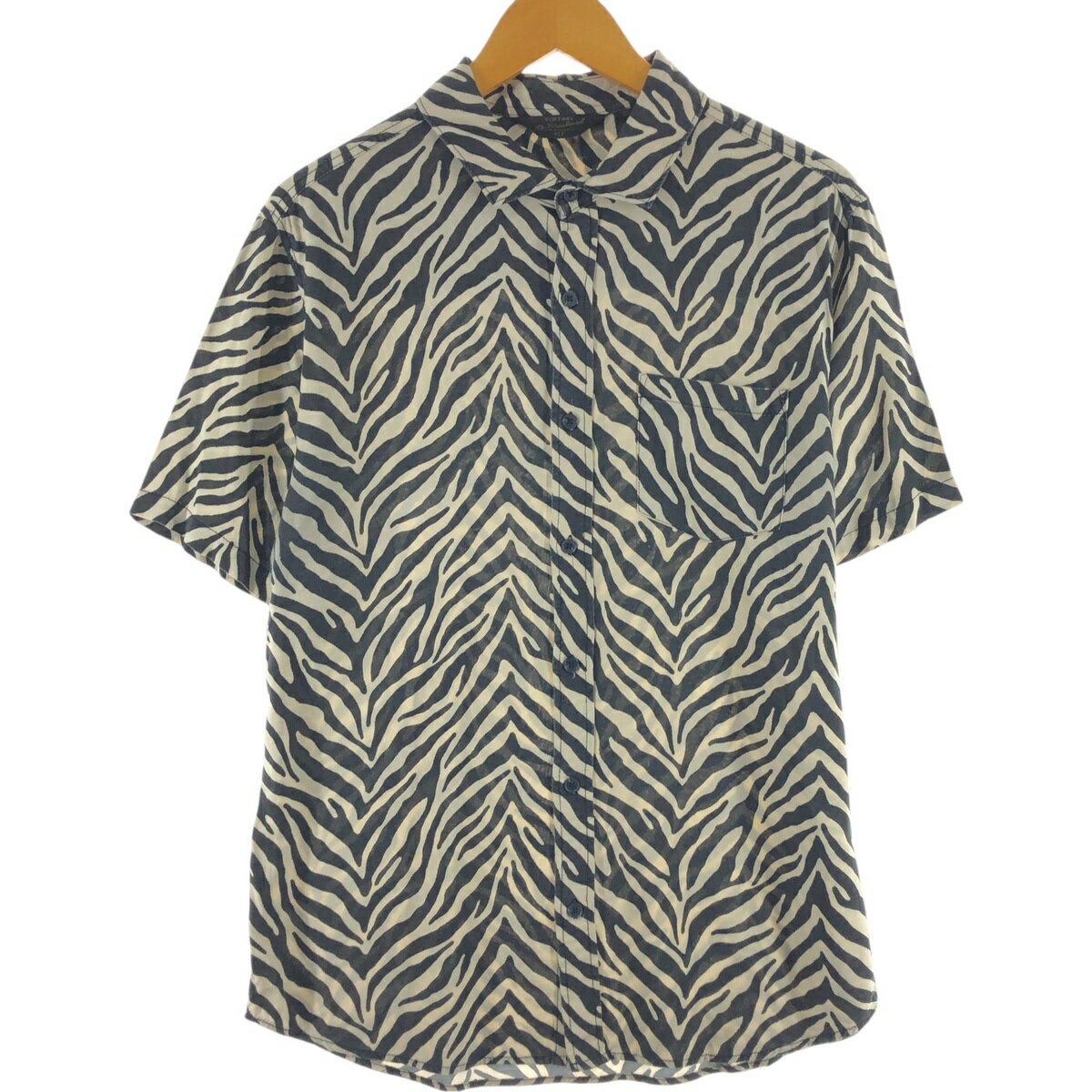 商品詳細 ブランド・UNKNOWN・ 特徴・半袖・ワイドカラー・ モデル/形状・半袖シャツ・ 素材・不明・ 色・ブラック系 黒色・ 柄・総柄・ 生産国・中国製・ 年代 サイズ・表記サイズ:S・着丈:72cm・身幅:50cm・肩幅:45cm・袖丈:23cm・ コンディション・C・ カテゴリ・メンズ・トップス・半袖シャツ・その他半袖シャツ・ 商品番号・eaa544239・ 取扱店・・ スタッフコメント半袖シャツ / 商品番号 eaa544239 USEDですので使用感などございますが、まだまだご愛用していただけます。 古着という事をご理解の上ご注文よろしくお願いします。 【状態追記】 ●前、両襟ぐり・両肩・両脇に汚れ ●後、後襟ぐり・両脇に汚れ ●内、内襟ぐりに汚れ ※状態は当社独自の基準です。 表記サイズ着丈身幅肩幅袖丈 S(※着用感、表記サイズは目安です。)72cm50cm45cm23cm ※測定値の若干の誤差はご了承下さい。サイズガイドはこちら ブランドUNKNOWN 特徴半袖 / ワイドカラーモデル/形状半袖シャツ素材不明色ブラック系 黒色柄総柄生産国中国製年代-カテゴリその他半袖シャツ商品番号eaa544239取扱店　　 その他半袖シャツの他の商品を見る