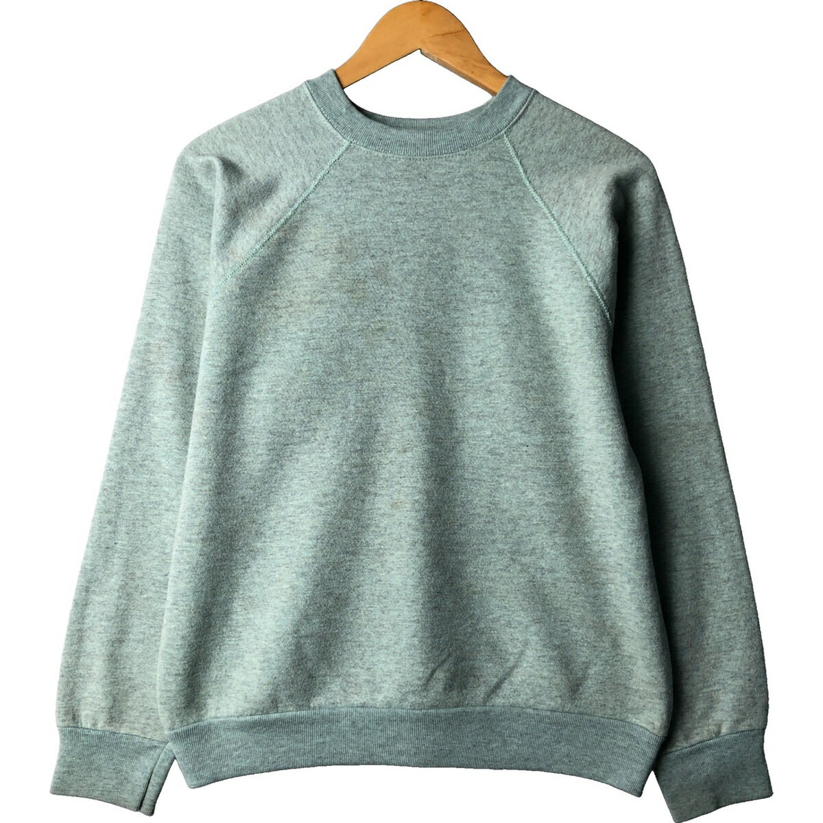 商品詳細 ブランド・TULTEX・ 特徴・クルーネック(丸首)・長袖・ヴィンテージ・ラグランスリーブ・ モデル/形状・無地 ブランクスウェットシャツ トレーナー・ 素材・コットン:63%・ポリエステル:36%・レーヨン:1%・ 色・ミントグリーン・ 柄・無地・ 生産国・USA製・ 年代・80年代・ サイズ・表記サイズ:LARGE・着丈:54cm・身幅:54.5cm・裄丈:80cm・袖丈(脇下計測):51.5cm・ コンディション・C・ カテゴリ・メンズ・トップス・スウェット・トレーナー・ 商品番号・eaa545913・ 取扱店・ネットショップ・ スタッフコメント写真と実物とでは色味異なる恐れございます。TULTEX 無地 ブランクスウェットシャツ トレーナー / 商品番号 eaa545913 USEDですので使用感などございますが、まだまだご愛用していただけます。 古着という事をご理解の上ご注文よろしくお願いします。 【状態追記】 ●前、首周り・胸・腹部・裾・両腕・左袖に汚れ。※状態は当社独自の基準です。 着用感表記サイズ着丈身幅裄丈袖丈(脇下計測) メンズLLARGE(※着用感、表記サイズは目安です。)54cm54.5cm80cm51.5cm ※測定値の若干の誤差はご了承下さい。サイズガイドはこちら ブランドTULTEX 特徴クルーネック(丸首) / 長袖 / ヴィンテージ / ラグランスリーブ モデル/形状無地 ブランクスウェットシャツ トレーナー 素材コットン:63% / ポリエステル:36% / レーヨン:1% 色ミントグリーン 柄無地 生産国USA製 年代80年代 カテゴリトレーナー 商品番号eaa545913 取扱店ネットショップ 　　 写真と実物とでは色味異なる恐れございます。TULTEXの他の商品を見るトレーナーの他の商品を見る