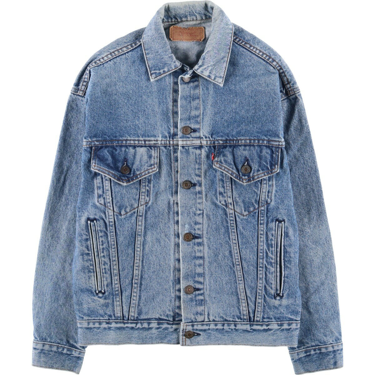 商品詳細 ブランド・Levi's・リーバイス・ 特徴・長袖・ヴィンテージ・ モデル/形状・70507-0218・デニムジャケット Gジャン・ 素材・コットン:100%・ 色・ブルー系 水色・ 柄・無地・ロゴパッチ・ 生産国・USA製・ 年代 サイズ・メンズM・表記サイズ:XS・着丈:62.5cm・身幅:51.5cm・肩幅:49.5cm・袖丈:52.5cm・ コンディション・C・ カテゴリ・メンズ・アウター・ジャケット・デニム・コーデュロイジャケット・デニムジャケット・ 商品番号・eaa547825・ 取扱店・ネットショップ・ スタッフコメントLevi's 70507-0218 デニムジャケット Gジャン / メンズM / 商品番号 eaa547825 USEDデニムですので使用感、擦れ、色落ちなどございますが、まだまだご愛用していただけます。 古着という事をご理解の上ご注文よろしくお願いします。 【状態追記】 ●前、両袖・襟周り・中央胸部・腹部・中央裾・両袖内に汚れ ●後、両袖・両腕・襟周り・両袖内に汚れ 中央腰に糸引き 右裾に擦れ ●内側、両袖・右腕・襟ぐり・左胸部・中央背中・両裾に汚れ※状態は当社独自の基準です。 着用感表記サイズ着丈身幅肩幅袖丈 メンズMXS(サイズ表記XSですが、計測値&着用感でメンズM相当です)62.5cm51.5cm49.5cm52.5cm ※測定値の若干の誤差はご了承下さい。サイズガイドはこちら ブランドLevi'sリーバイス 特徴長袖 / ヴィンテージ モデル/形状70507-0218 / デニムジャケット Gジャン 素材コットン:100% 色ブルー系 水色 柄無地 / ロゴパッチ 生産国USA製 年代- カテゴリデニムジャケット 商品番号eaa547825 取扱店ネットショップ 　　 リーバイスの他の商品を見るデニムジャケットの他の商品を見る