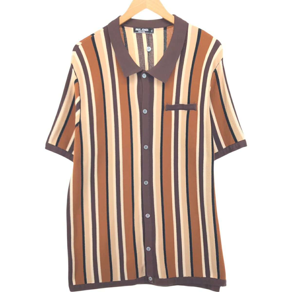 商品詳細 ブランド・PAUL JONES・ 特徴・レギュラーカラー・半袖・ボックスシャツ・ モデル/形状・半袖 レーヨンシャツ・ 素材・レーヨン:63%・ナイロン:37%・ 色・ブラウン系 茶色・ 柄・ストライプ柄・ 生産国・中国製・ 年代 サイズ・表記サイズ:XL・着丈:79.5cm・身幅:51cm・肩幅:47.5cm・袖丈:25cm・ コンディション・C・ カテゴリ・メンズ・トップス・半袖シャツ・その他半袖シャツ・ 商品番号・eaa551062・ 取扱店・・ スタッフコメントニットのような生地感です。PAUL JONES 半袖 レーヨンシャツ / 商品番号 eaa551062 USEDですので使用感などございますが、まだまだご愛用していただけます。 古着という事をご理解の上ご注文よろしくお願いします。 【状態追記】 ●後、右袖に汚れ※状態は当社独自の基準です。 表記サイズ着丈身幅肩幅袖丈 XL(※着用感、表記サイズは目安です。)79.5cm51cm47.5cm25cm ※測定値の若干の誤差はご了承下さい。サイズガイドはこちら ブランドPAUL JONES 特徴レギュラーカラー / 半袖 / ボックスシャツモデル/形状半袖 レーヨンシャツ素材レーヨン:63% / ナイロン:37%色ブラウン系 茶色柄ストライプ柄生産国中国製年代-カテゴリその他半袖シャツ商品番号eaa551062取扱店　　 ニットのような生地感です。PAUL JONESの他の商品を見るその他半袖シャツの他の商品を見る