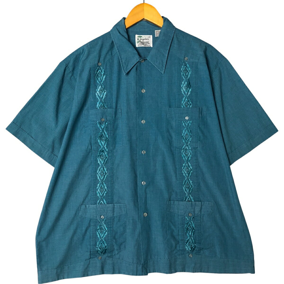 商品詳細 ブランド・GUAYABERA・ 特徴・レギュラーカラー・襟芯入り・ボックスシャツ・ピンタック・4つポケ・ モデル/形状・半袖 メキシカンシャツ キューバシャツ・ 素材・ポリエステル:65%・コットン:35%・ 色・エメラルドグリーン・ 柄・無地・刺繍・ 生産国・韓国製・ 年代・80年代・ サイズ・表記サイズ:XXL・着丈:75cm・身幅:69.5cm・肩幅:51.5cm・袖丈:25.5cm・ コンディション・C・ カテゴリ・メンズ・トップス・半袖シャツ・キューバシャツ・ 商品番号・eaa555784・ 取扱店・・ スタッフコメントGUAYABERA 半袖 メキシカンシャツ キューバシャツ / 商品番号 eaa555784 USEDですので使用感などございますが、まだまだご愛用していただけます。 古着という事をご理解の上ご注文よろしくお願いします。 【状態追記】 ●前、右襟付近に汚れ ●後、左肩付近に変色汚れ※状態は当社独自の基準です。 表記サイズ着丈身幅肩幅袖丈 XXL(※着用感、表記サイズは目安です。)75cm69.5cm51.5cm25.5cm ※測定値の若干の誤差はご了承下さい。サイズガイドはこちら ブランドGUAYABERA 特徴レギュラーカラー / 襟芯入り / ボックスシャツ / ピンタック / 4つポケモデル/形状半袖 メキシカンシャツ キューバシャツ素材ポリエステル:65% / コットン:35%色エメラルドグリーン柄無地 / 刺繍生産国韓国製年代80年代カテゴリキューバシャツ商品番号eaa555784取扱店　　 GUAYABERAの他の商品を見るキューバシャツの他の商品を見る