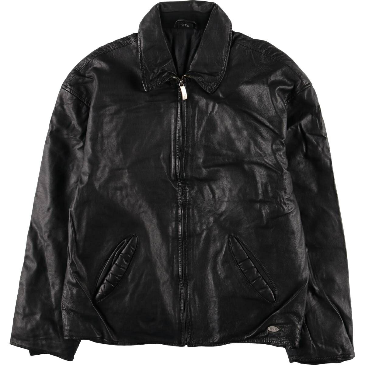 商品詳細 ブランド・Mercedes-Benz・メルセデスベンツ・ 特徴・フルジップ・キルティングライナー・中綿入り・長袖・スイングトップタイプ・ モデル/形状・レザーブルゾン・ 素材・本革レザー・ 色・ブラック系 黒色・ 柄・無地・パッチ・ 生産国・タイランド製・ 年代 サイズ・表記サイズ:L・着丈:65cm・身幅:59cm・肩幅:55cm・袖丈:56cm・ コンディション・B・ カテゴリ・メンズ・アウター・ジャケット・レザージャケット・その他レザージャケット・ 商品番号・eaa555917・ 取扱店・・ スタッフコメントタグ未記載の為、中綿素材が不明ですMercedes-Benz レザーブルゾン / 商品番号 eaa555917 USEDレザーアイテムですので使用感、汚れ、擦れなどございますがレザーアイテムのリアルな表情として捉えていただきご注文御願いします。※状態は当社独自の基準です。 表記サイズ着丈身幅肩幅袖丈 L(※着用感、表記サイズは目安です。)65cm59cm55cm56cm ※測定値の若干の誤差はご了承下さい。サイズガイドはこちら ブランドMercedes-Benzメルセデスベンツ 特徴フルジップ / キルティングライナー / 中綿入り / 長袖 / スイングトップタイプモデル/形状レザーブルゾン素材本革レザー色ブラック系 黒色柄無地 / パッチ生産国タイランド製年代-カテゴリその他レザージャケット商品番号eaa555917取扱店　　 タグ未記載の為、中綿素材が不明ですメルセデスベンツの他の商品を見るその他レザージャケットの他の商品を見る