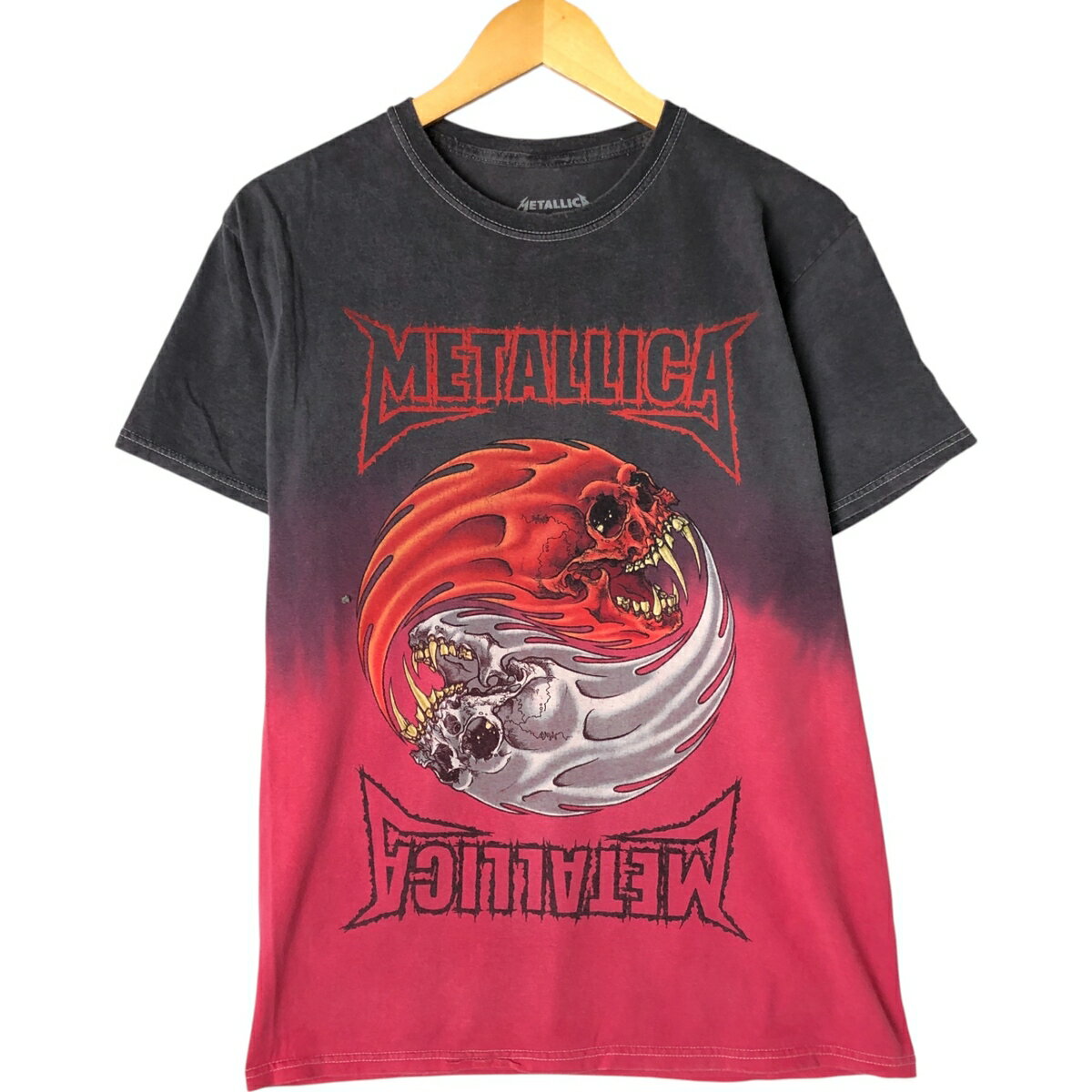 商品詳細 ブランド・UNKNOWN・ 特徴・クルーネック(丸首)・半袖・メタル・ モデル/形状・METALLICA メタリカ・バンドTシャツ バンT・ 素材・コットン:100%・ 色・チャコール・ピンク系・ 柄・プリント・タイダイ柄・ドクロ柄 スカル柄・ 生産国・ホンジュラス製・ 年代 サイズ・表記サイズ:M・着丈:65.5cm・身幅:45.5cm・肩幅:44cm・袖丈:18.5cm・ コンディション・C・ カテゴリ・メンズ・トップス・Tシャツ・バンドTシャツ・ 商品番号・eaa556114・ 取扱店・ネットショップ・ スタッフコメントMETALLICA メタリカ バンドTシャツ バンT / 商品番号 eaa556114 USEDですので使用感などございますが、まだまだご愛用していただけます。 古着という事をご理解の上ご注文よろしくお願いします。 【状態追記】 ●前後、全体的に毛羽立ちがある商品になります。 ●後、右肩に汚れ。※状態は当社独自の基準です。 表記サイズ着丈身幅肩幅袖丈 M(※着用感、表記サイズは目安です。)65.5cm45.5cm44cm18.5cm ※測定値の若干の誤差はご了承下さい。サイズガイドはこちら ブランドUNKNOWN 特徴クルーネック(丸首) / 半袖 / メタル モデル/形状METALLICA メタリカ / バンドTシャツ バンT 素材コットン:100% 色チャコール / ピンク系 柄プリント / タイダイ柄 / ドクロ柄 スカル柄 生産国ホンジュラス製 年代- カテゴリバンドTシャツ 商品番号eaa556114 取扱店ネットショップ 　　 バンドTシャツの他の商品を見る